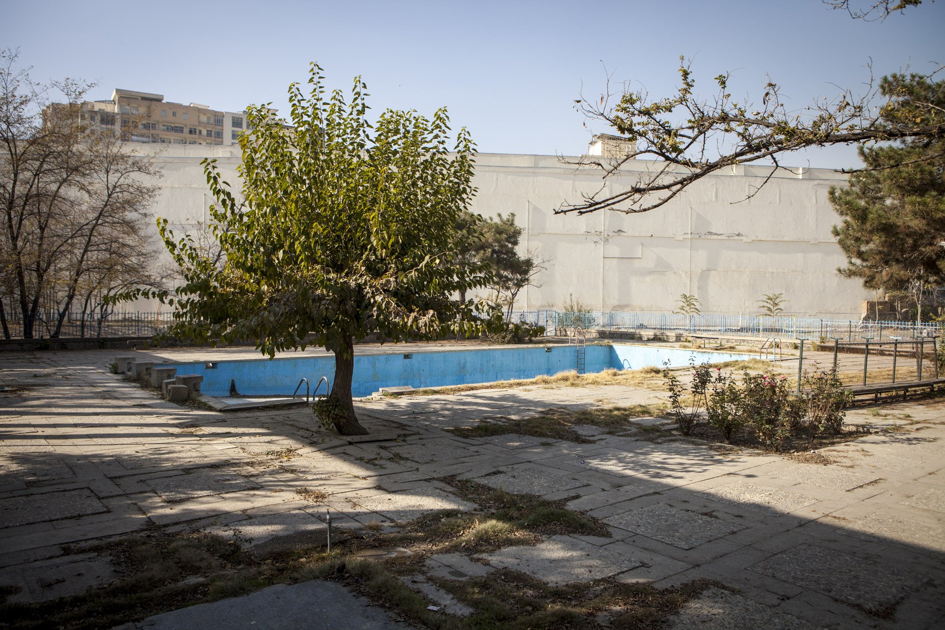  La piscine du lycée Français, inaugurée en 1974, détruite au milieu dans années 80 et désaffectée depuis, même si le lycée a rouvert ses portes en 2002, après la fin du régime taliban. Kaboul, Afghanistan 2014. 