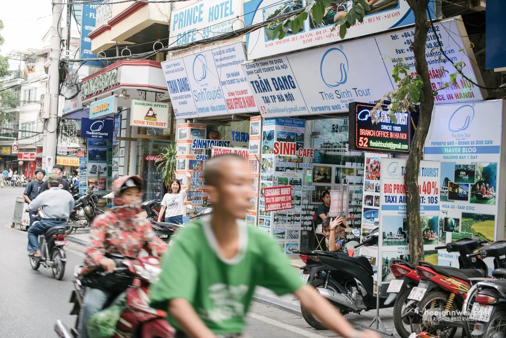 The image above depict both fake Sinh Tourist agency, where you'll see their workers persistently waiving outside their shop, pulling tourists into their trap. They've copied the same logo, name, colours, look wisely.