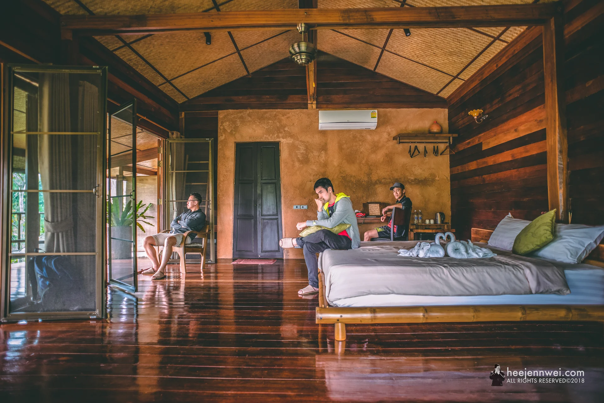 Beautiful spotless luxury wooden loft with amazing garden, nice and friendly hosts! They are always there to help, even if it's a booking to the massage or its a cup of good coffee. I would strongly recommend the place! We loved the location as it was peaceful and quiet.