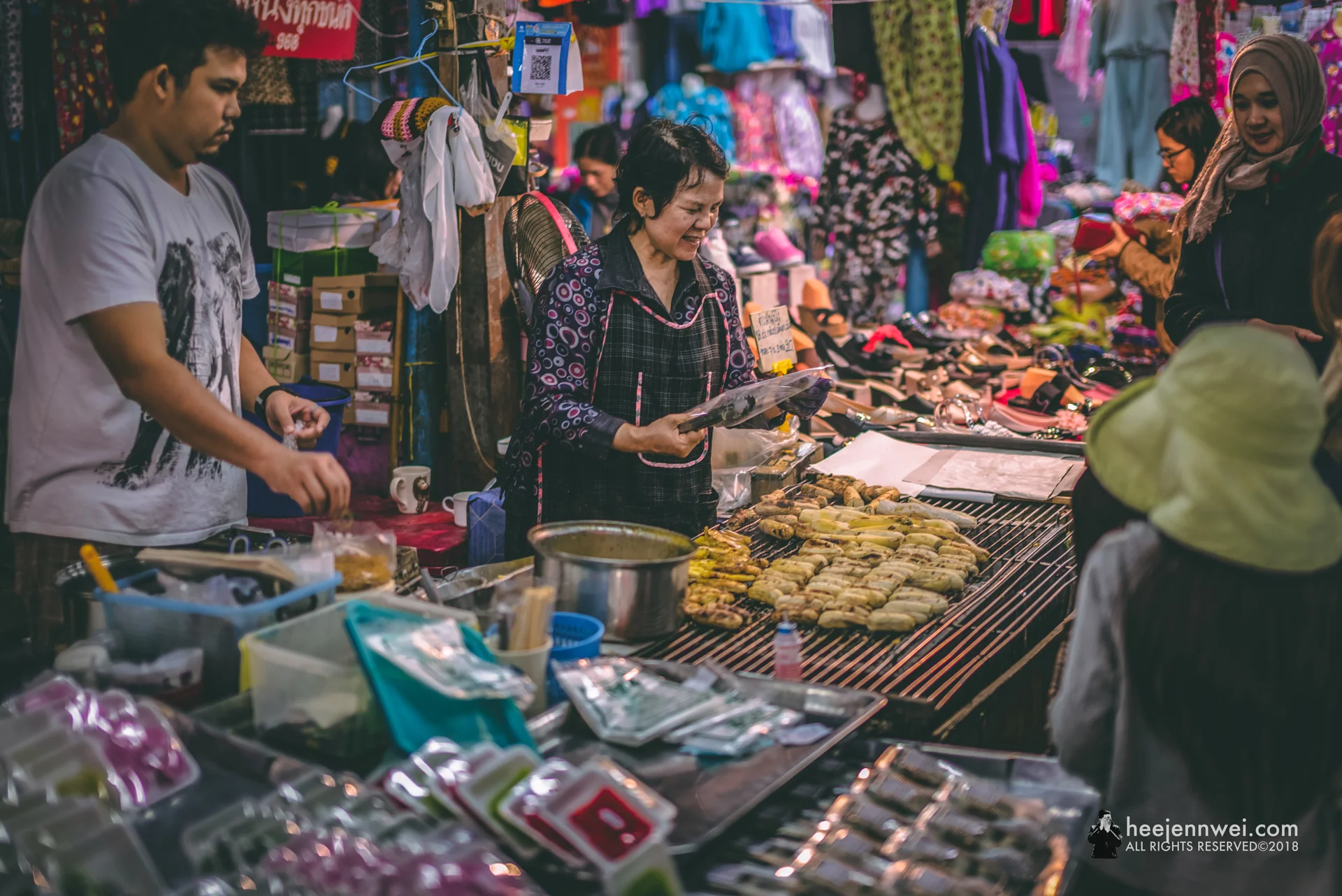 It has been raining whole day in Chiang Rai, but that doens't stop us, we decided to brave through the rain and explore Chiang Rai city anyway. At the Municipal Market Chiang Rai. 