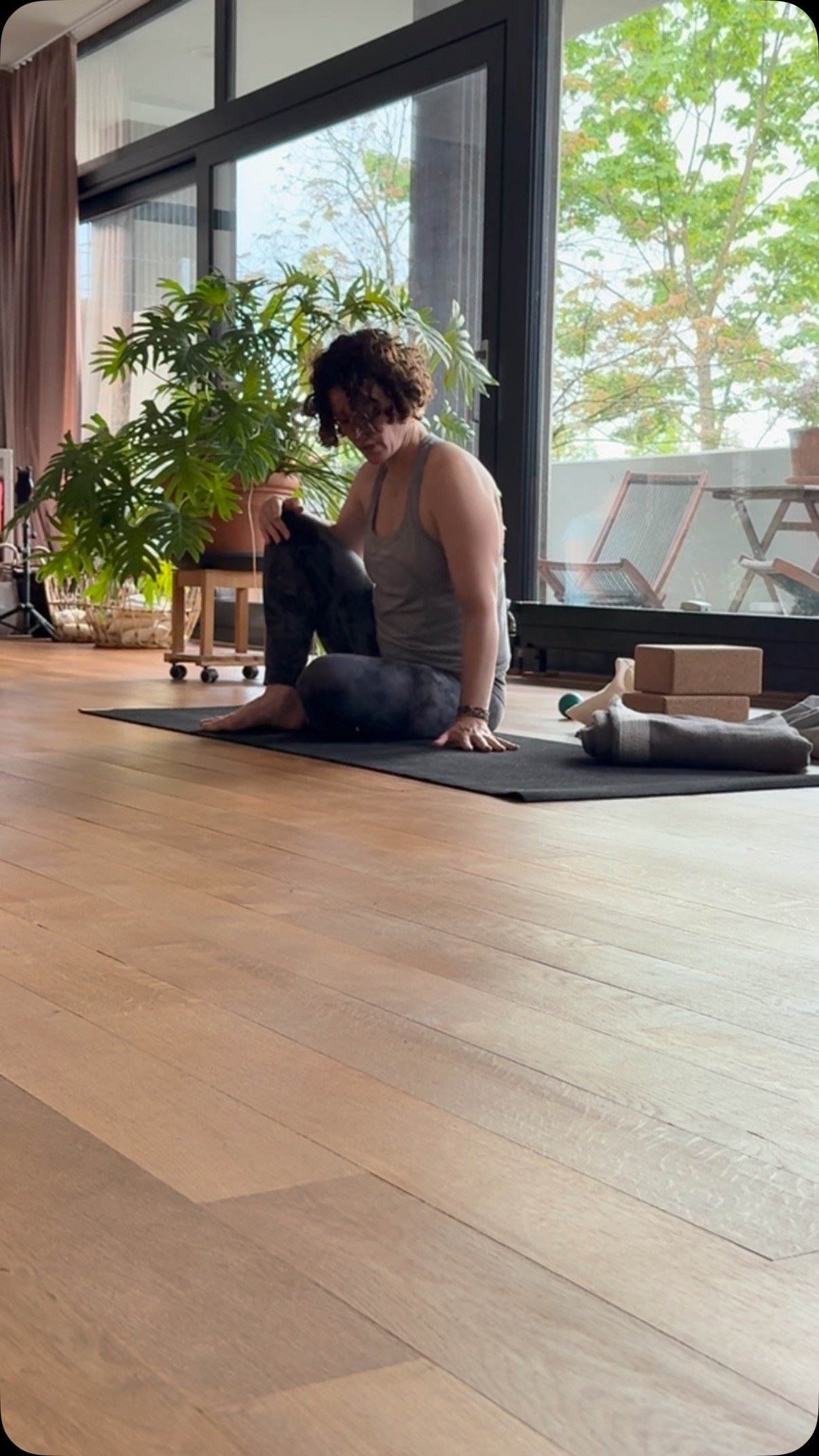 There‘s something magical about exploring the connections of the body, movement patterns, and time to notice what’s actually happening inside with intelligent awareness… i feel like i’ve had three massages from the inside out