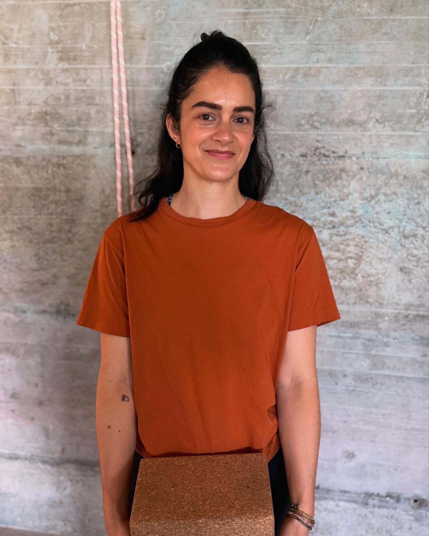 🧘🏽‍♀️New Class Alert (DE/ENG) with Nora @nora.end
Vinyasa : Tues 9.00-10.15 / Wed 12.15-13.15
.
In 2011, my journey with yoga first began when I encountered it during my dance trainings at that time. Since then, I’ve explored many variou