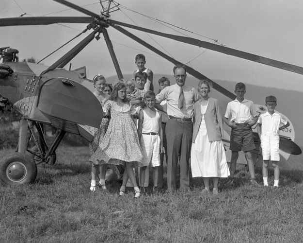  Harold Pitcairn after landing his Autogiro on Tonche Mountain (1933). 
