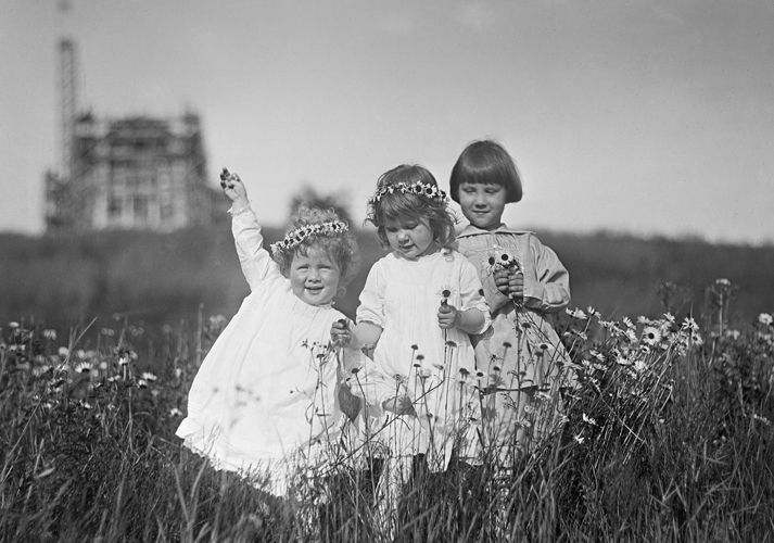 Ivan, Gabriele, and Nathan Pitcairn making daisy chains (c. 1917).