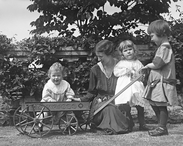  Mildred Pitcairn and three of her children on the grounds of Cairnwood (1916). 