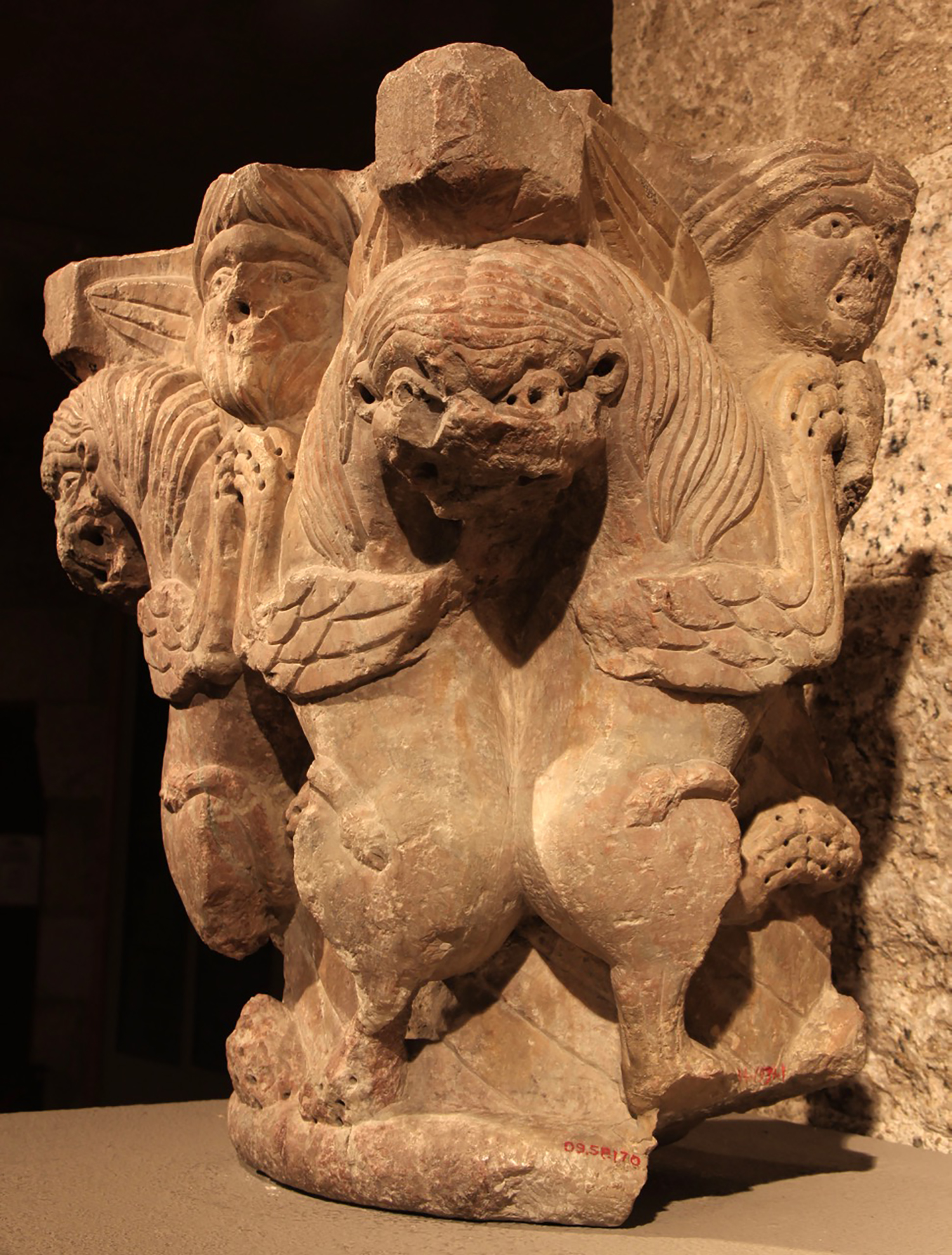 Figure 3: French capital with winged lions (“two bodies, one head”). (09.SP.170)