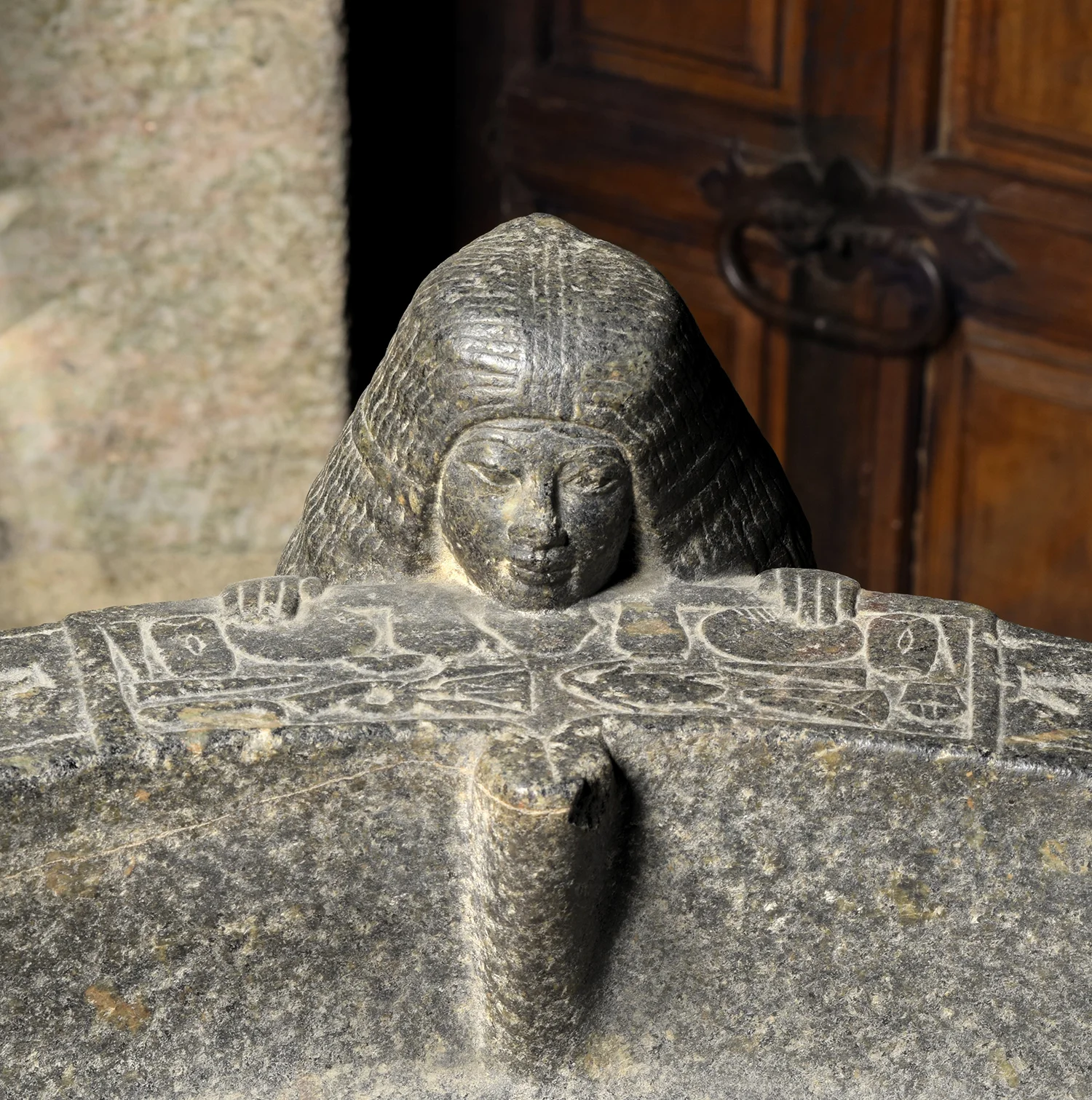 Figure 32: Lady Ruiu’s natural hairline can be seen under her large full wig.