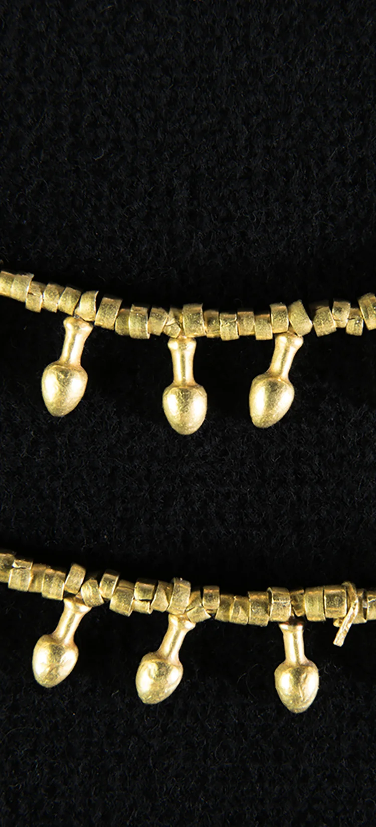 Figure 27: Nefer- sign . Nefer (see Figure 26) ornaments are frequently found on collars and are usually made of gold, as are the Glencairn examples. Glencairn Museum 15.JW.191.