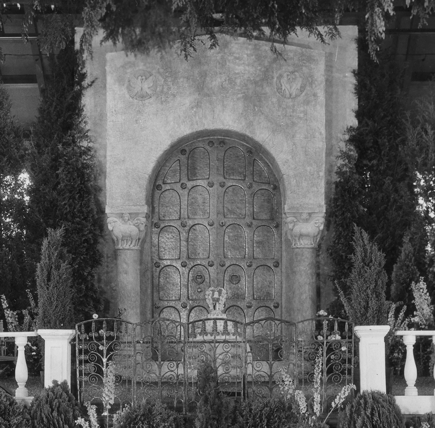 Figure 6: Glencairn's bronze door was flanked by two plaster columns surmounted by plaster capitals carved with rams and ewes on the Assembly Hall stage.