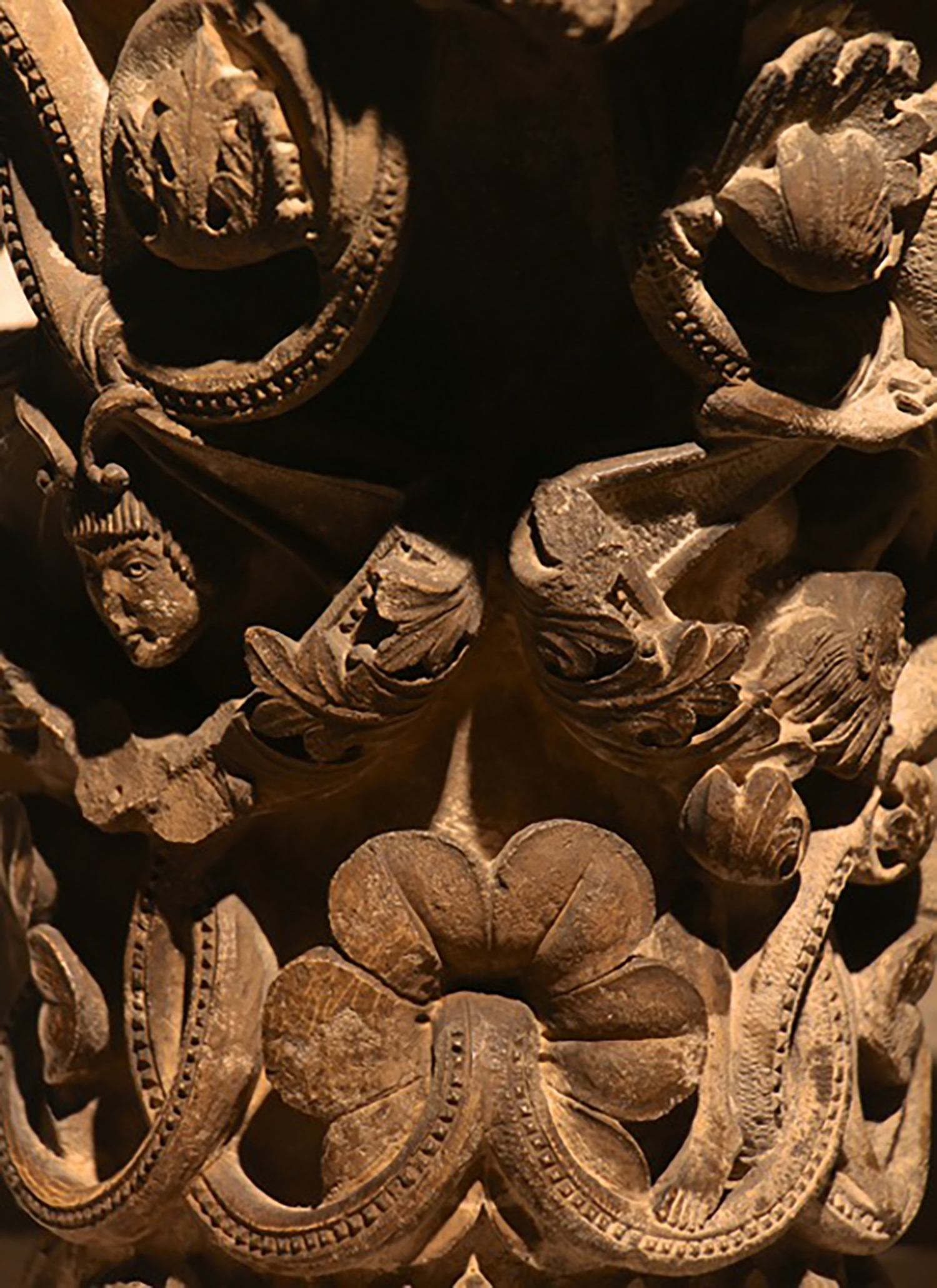 Figure 4: The lower section of the pattern features a pair of vines studded with beading that emerge from the centers of two daisy-like flowers.