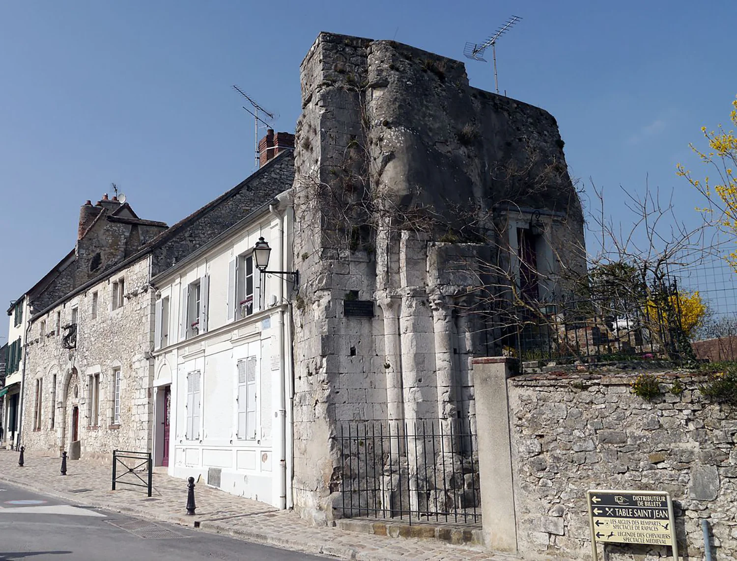 Figure 4: Ruins of Église Saint-Thibault. Place du Châtel, Provins. Source: Wikimedia Commons. Photo: Poulpy.