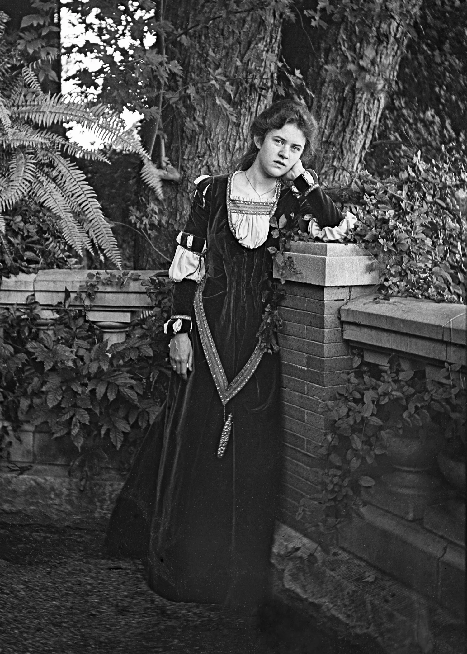 Figure 3: Mildred Glenn Pitcairn by the Cairnwood balustrade (c. 1910).
