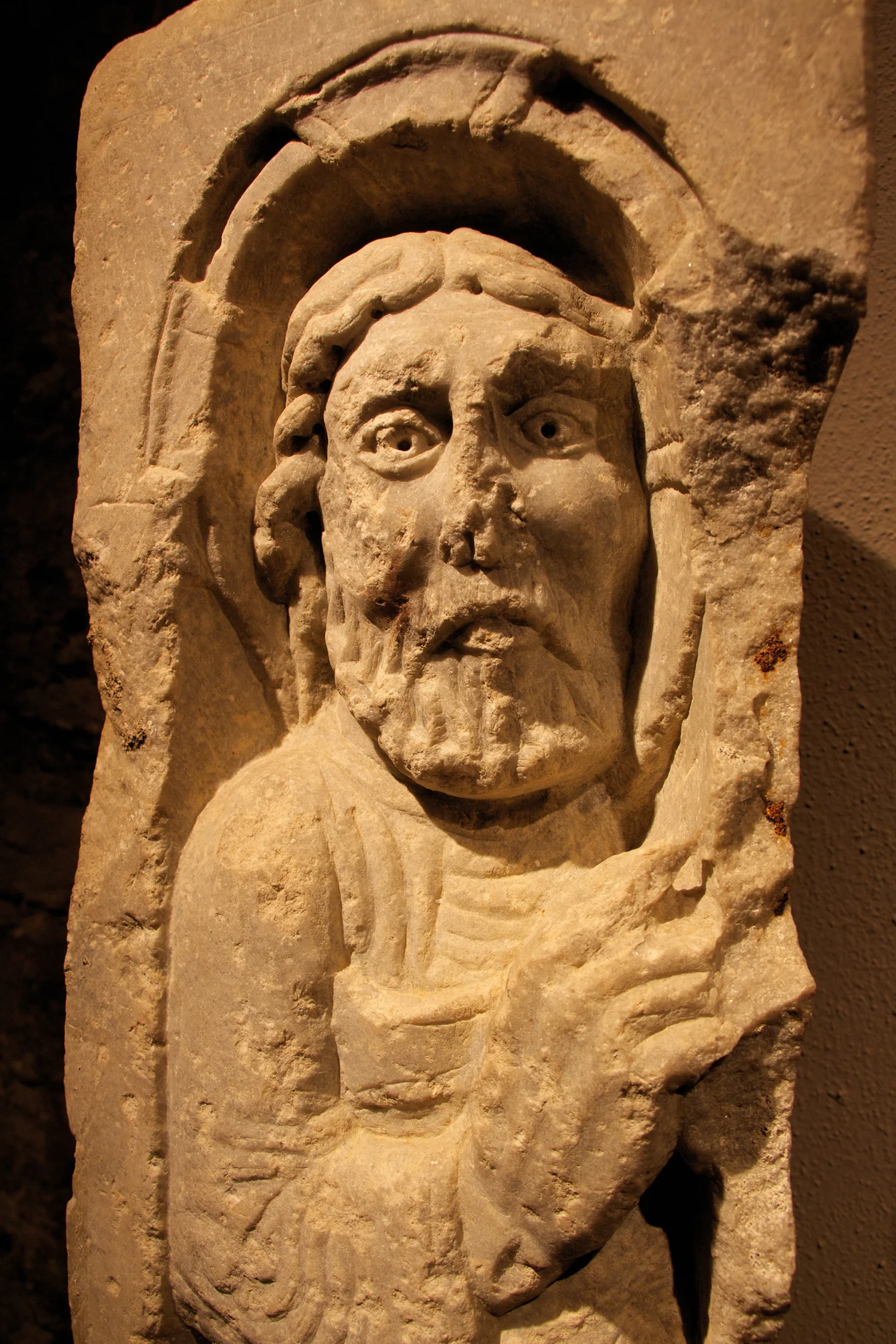 Figure 2: Christ raises his right hand.
