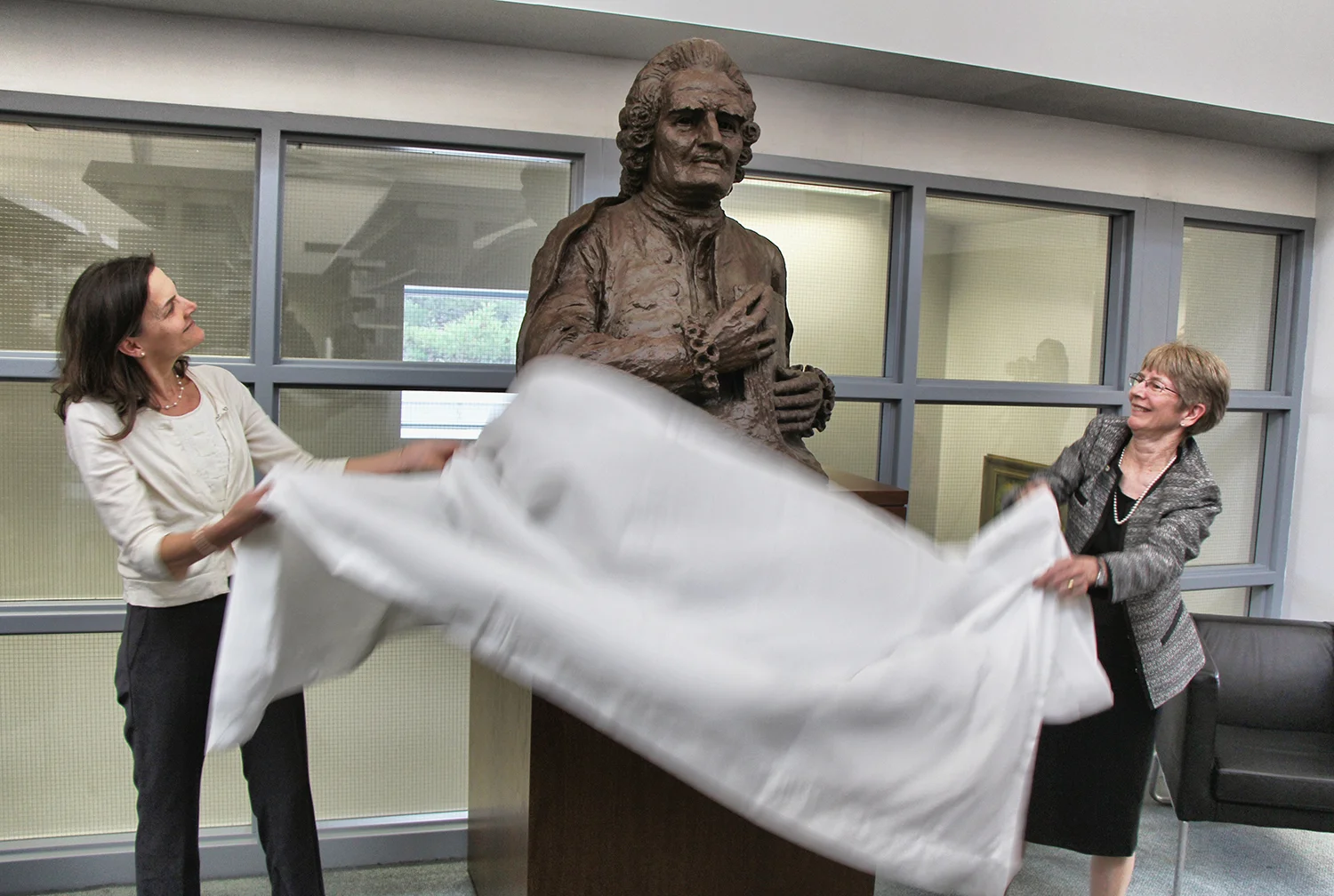 Dr. Kristin King, President of Bryn Athyn College, and Carroll Odhner, Director of the Swedenborg Library, unveil a plaster bust at the Swedenborg Library (2013).