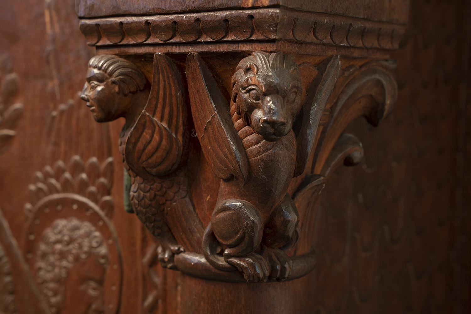 Figure 10: The capital on the right side of the doors depicts two of the “living creatures” around the throne of God in heaven: one with the face of a man, and the other a lion (Book of Revelation 4:7).