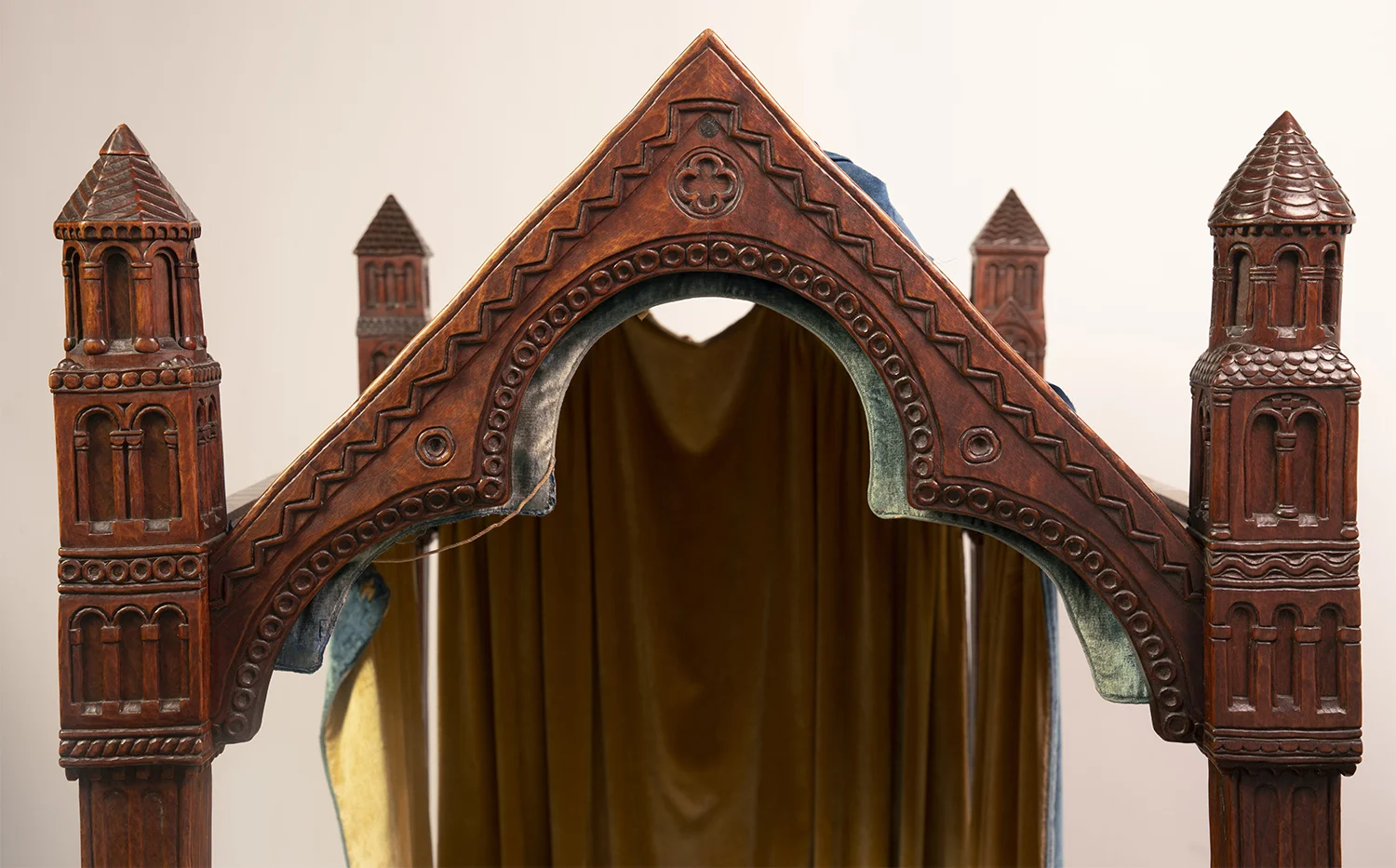Figure 12: One end of the baby crib made by Frank Jeck with the decorative feature of a peaked roofline combined with a trefoil arch (three interlocking rings) beneath it (see also Figure 11).