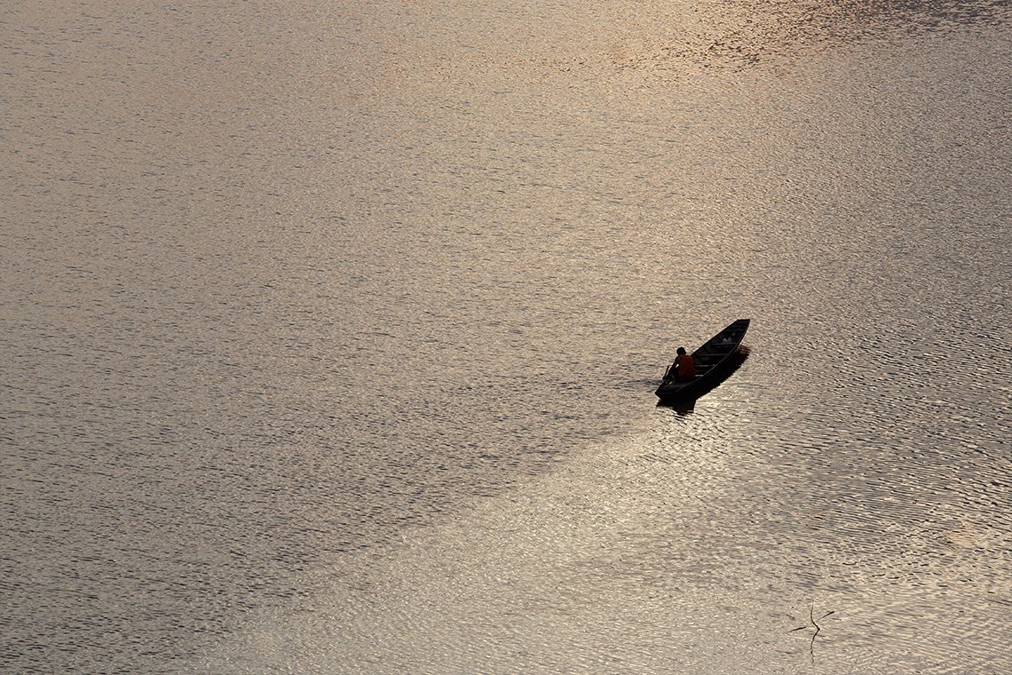 laos-south-mekong-lonely-boat-emptiness-tiger-trail-photo-by-cyril-eberle-CEB_2395.jpg