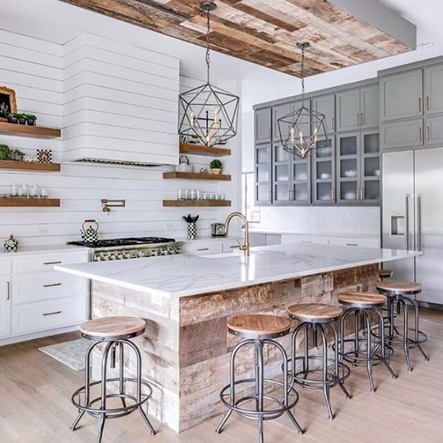 ✨ Floating shelves
✨ Shiplap
✨ White marble countertop
✨ Washed wood floors
✨ Splash of color cabinets
Anyone else LOVING this look? 🙋&zwj;♀️🤩
.
.
.
#dreamkitchen #interiordesign #repost @rosewoodcustombuilders #realestate #kitchendesign #fridayfee