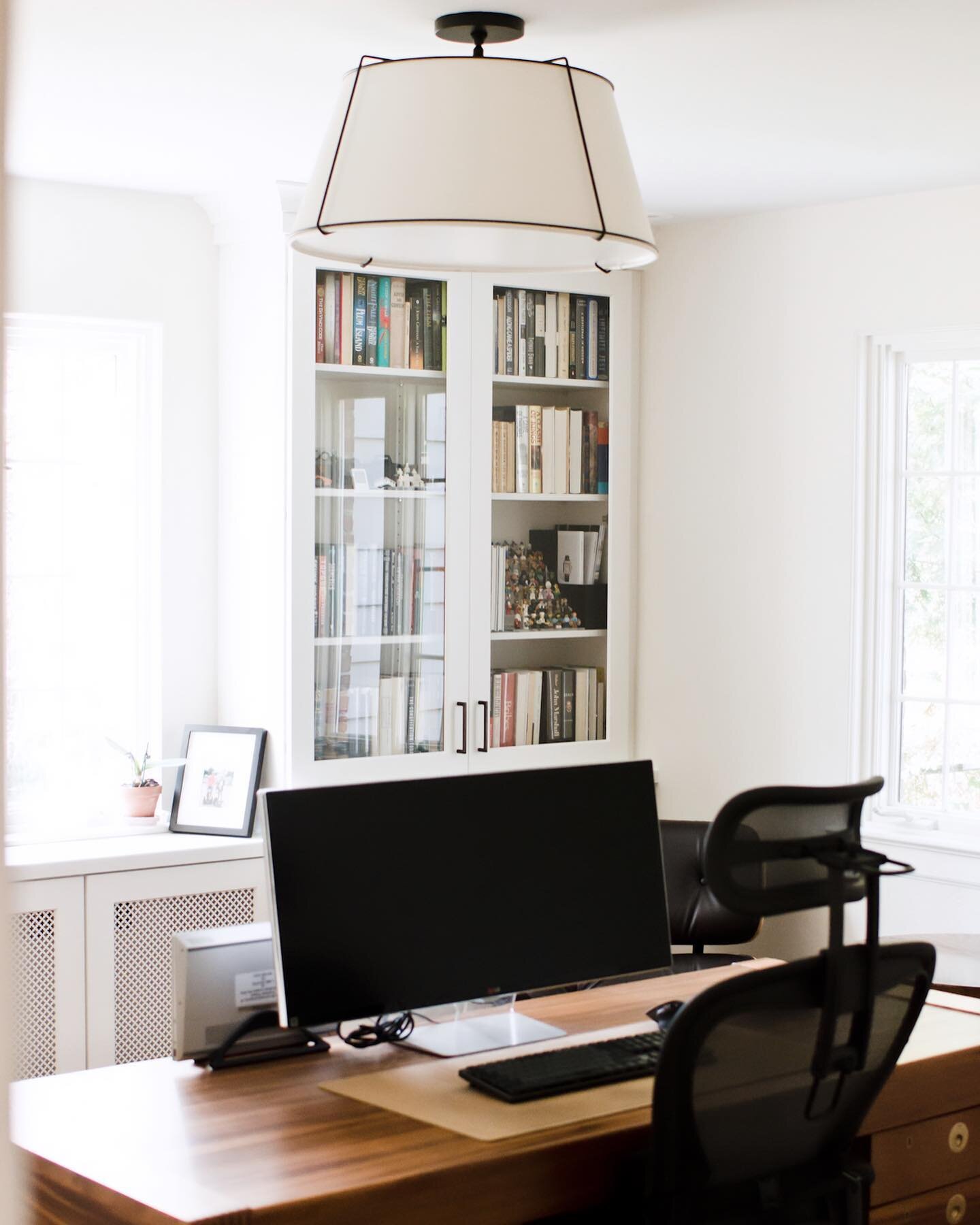 The home office for our #oldmill professional who frequently works from home. Custom bookcases for the many valuable books as well as a newly covered radiator for additional shelving. The centerpiece: a beautiful handcrafted desk, sourced by our clie