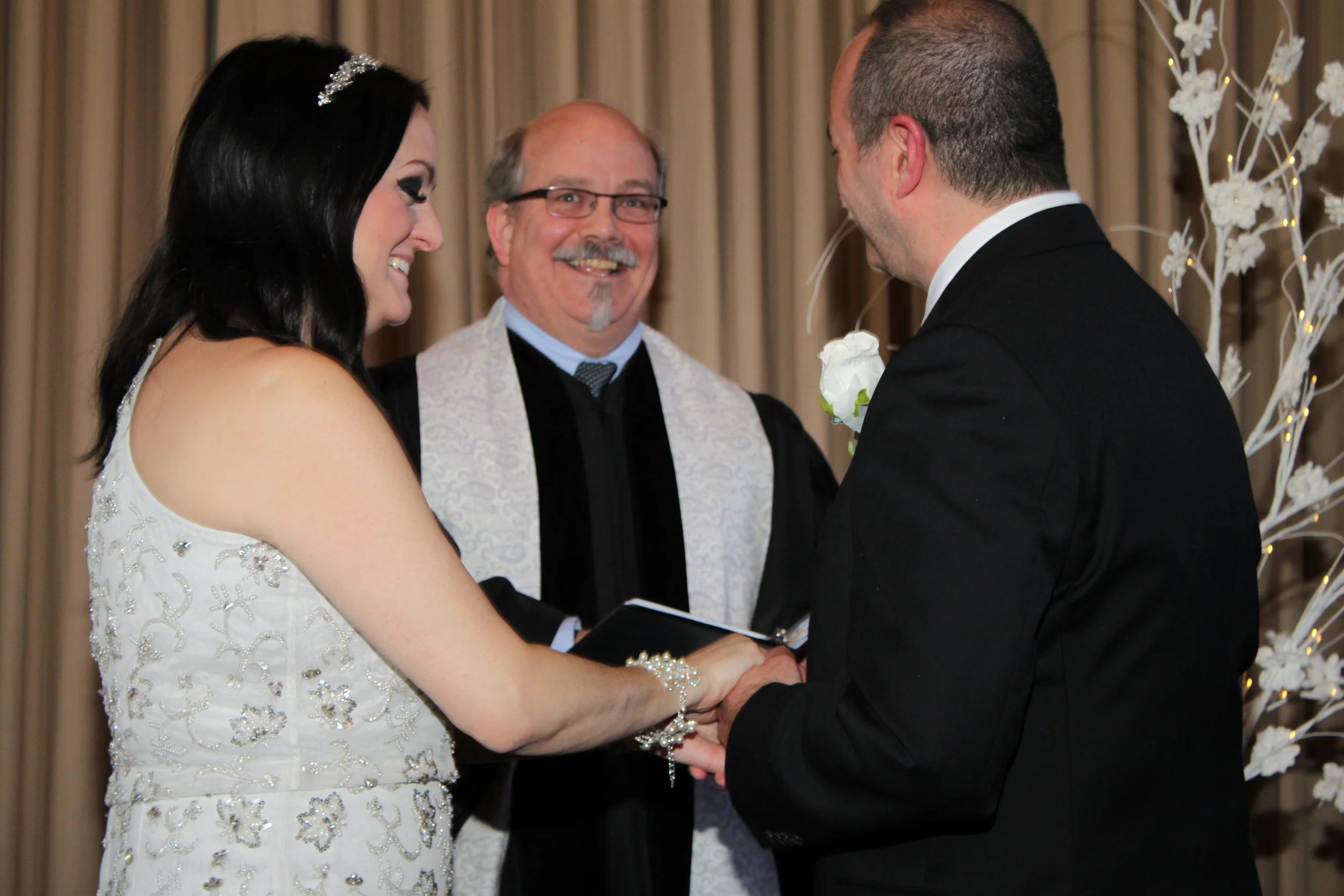 Benefits of Hiring a Professional Wedding Officiant