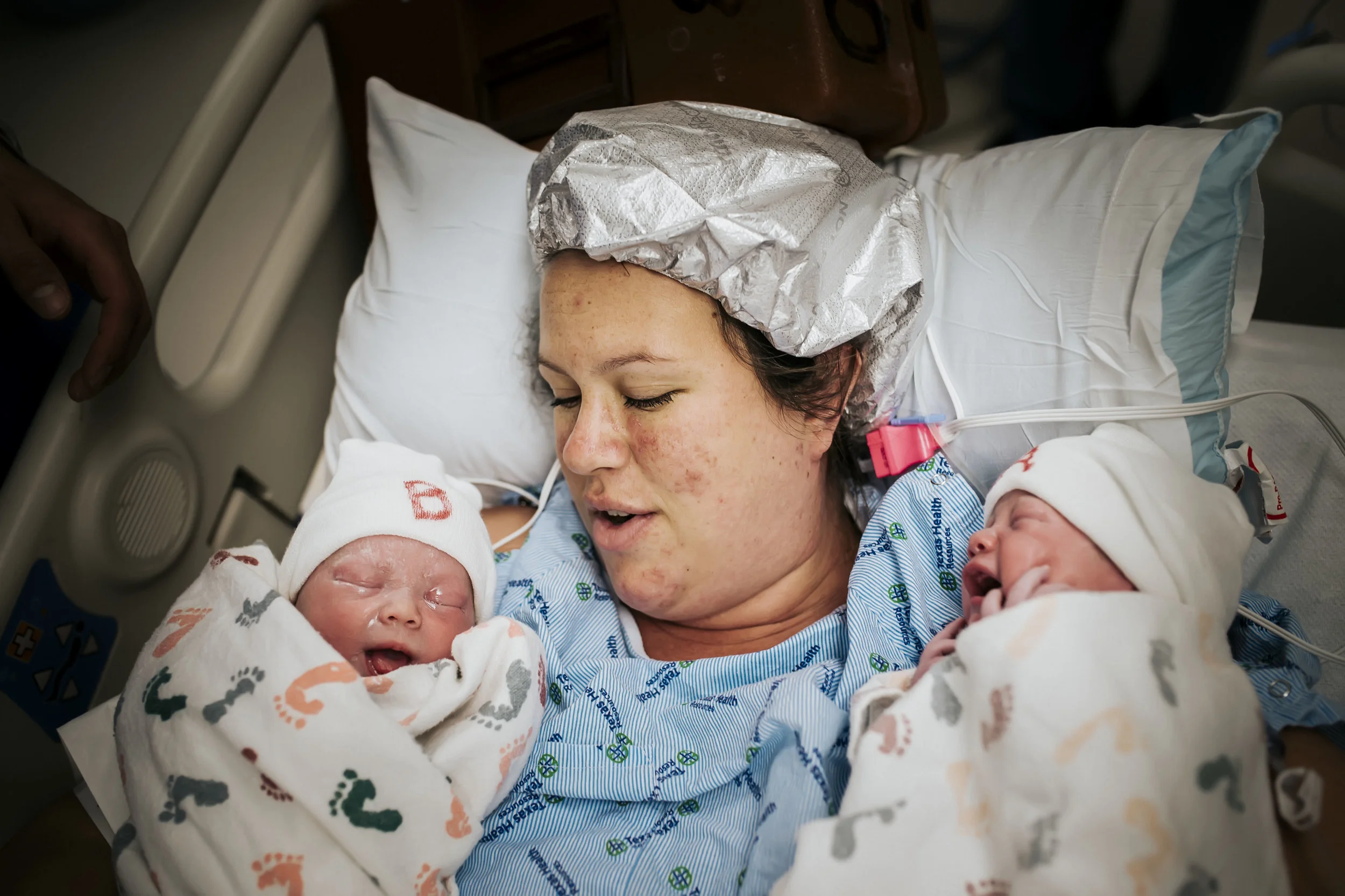 birth photography of twins