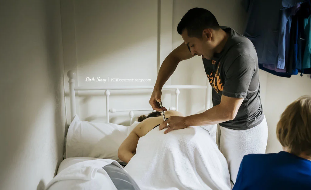 Chiropractor at a Birth - Dallas Birth Photographer
