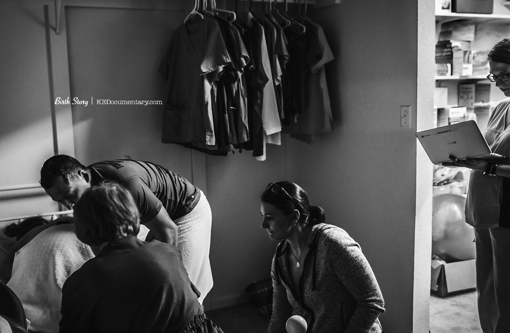 Chiropractor at a Birth - Dallas Birth Photographer