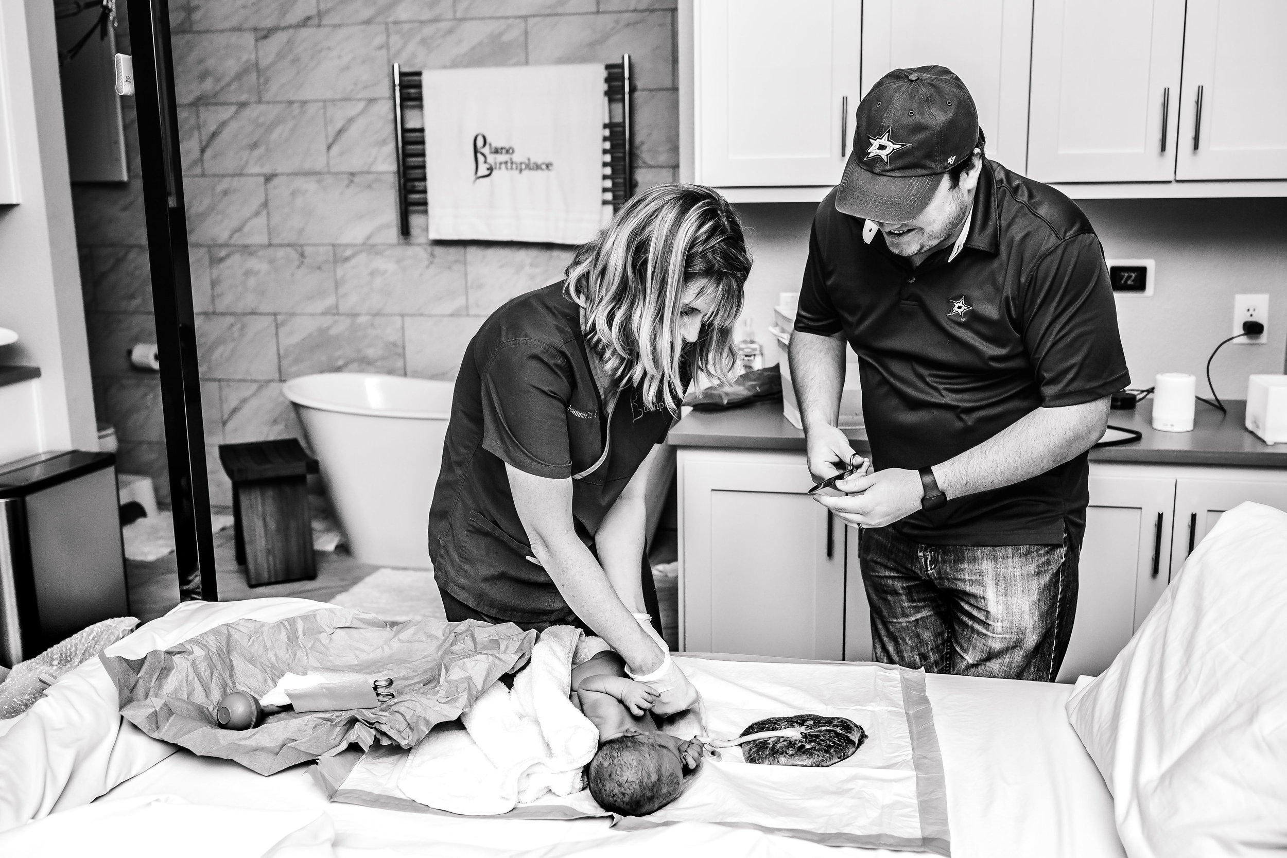 dad cutting the cord after birth