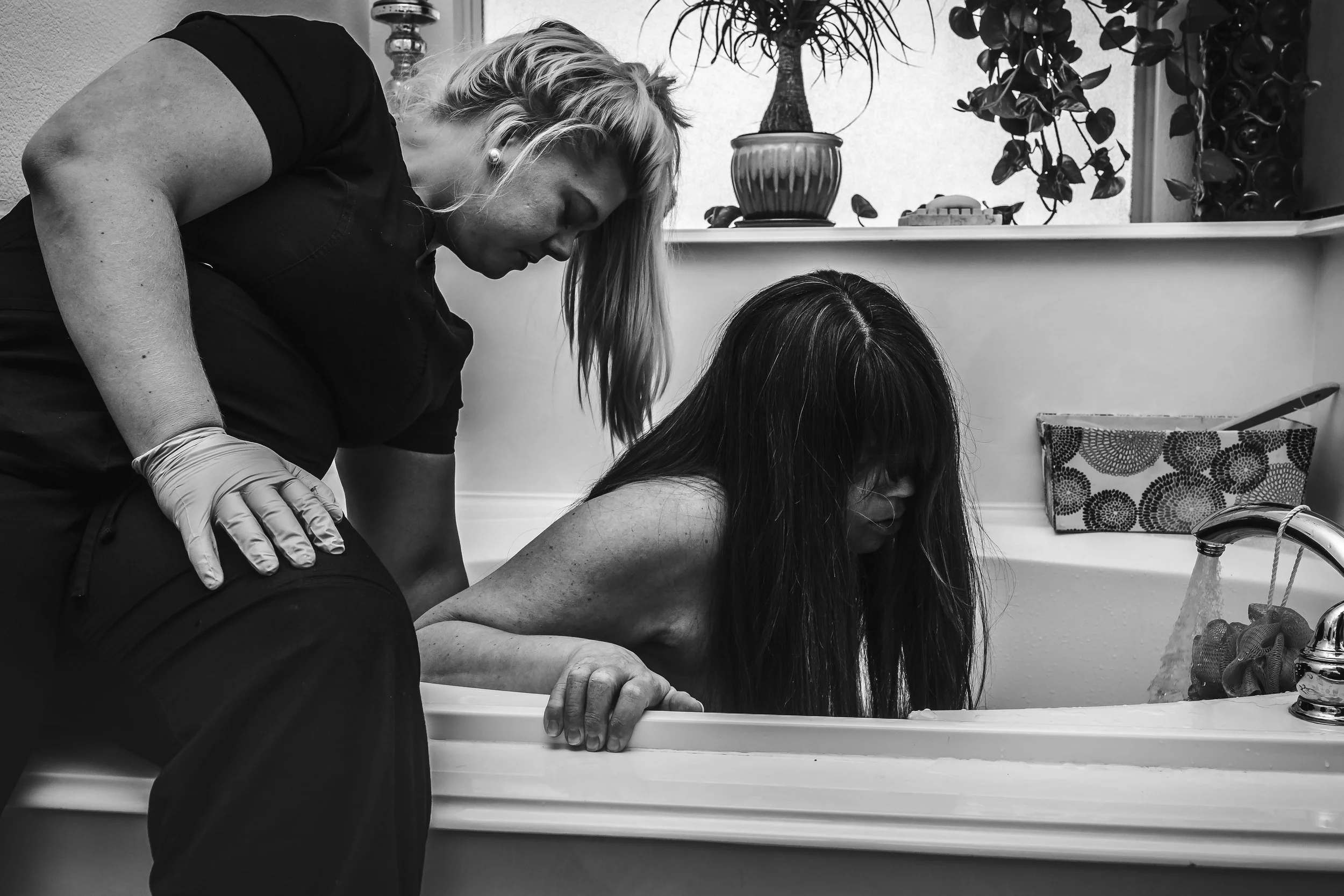 home birth that went from first contraction to baby in less then as hour.  Dallas / Fort Worth birth photographer, KEDocumentary 