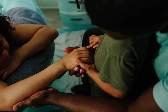 Children at birth are some of my favorite moments ❤️❤️❤️ Did you have your kids at your birth? Or lan to do so?  Axle was at Lylelynns and I am SO glad he was.