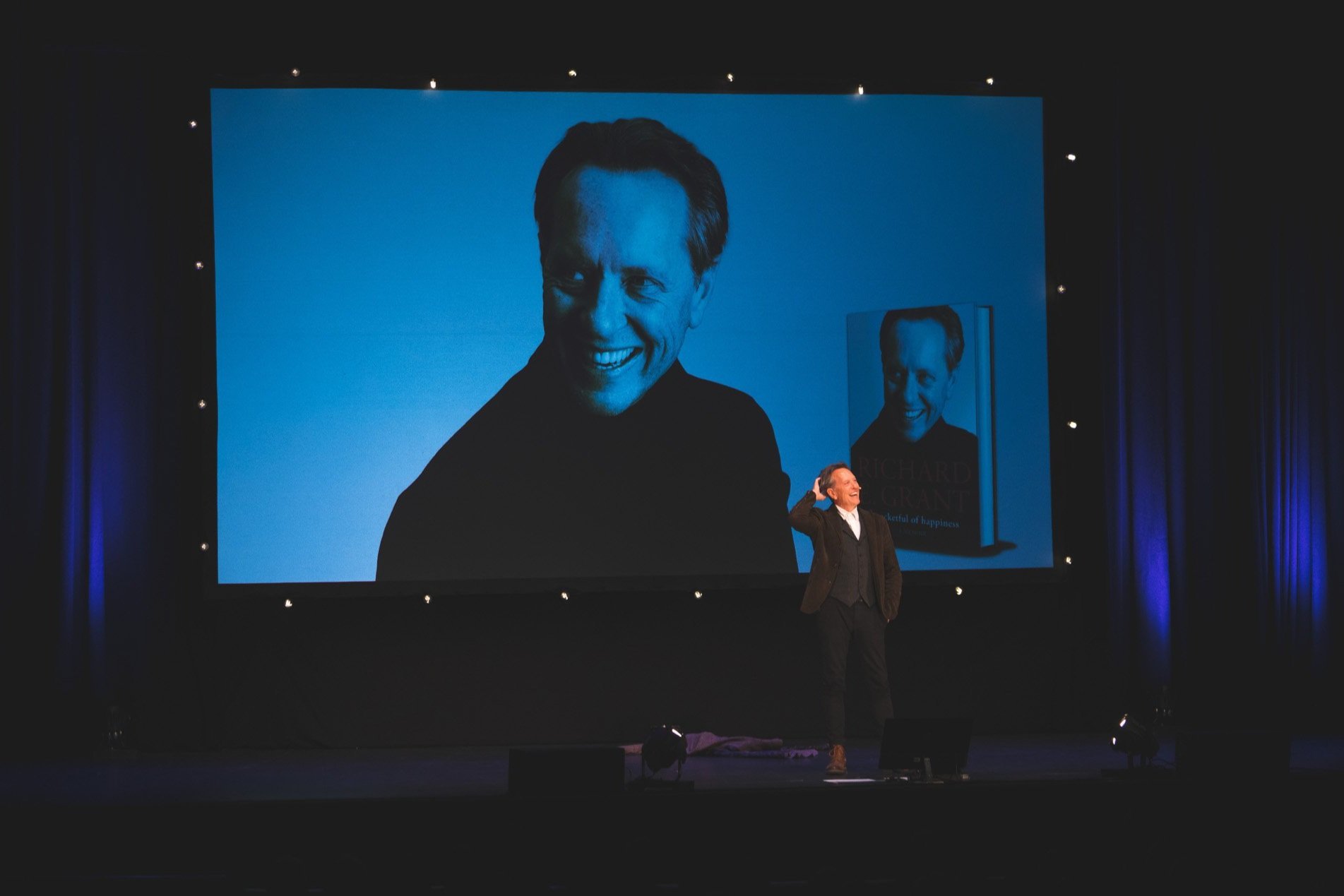 Richard-E-Grant-Brighton-Dome-00552-Fane-Productions-Max-Hilton.jpg