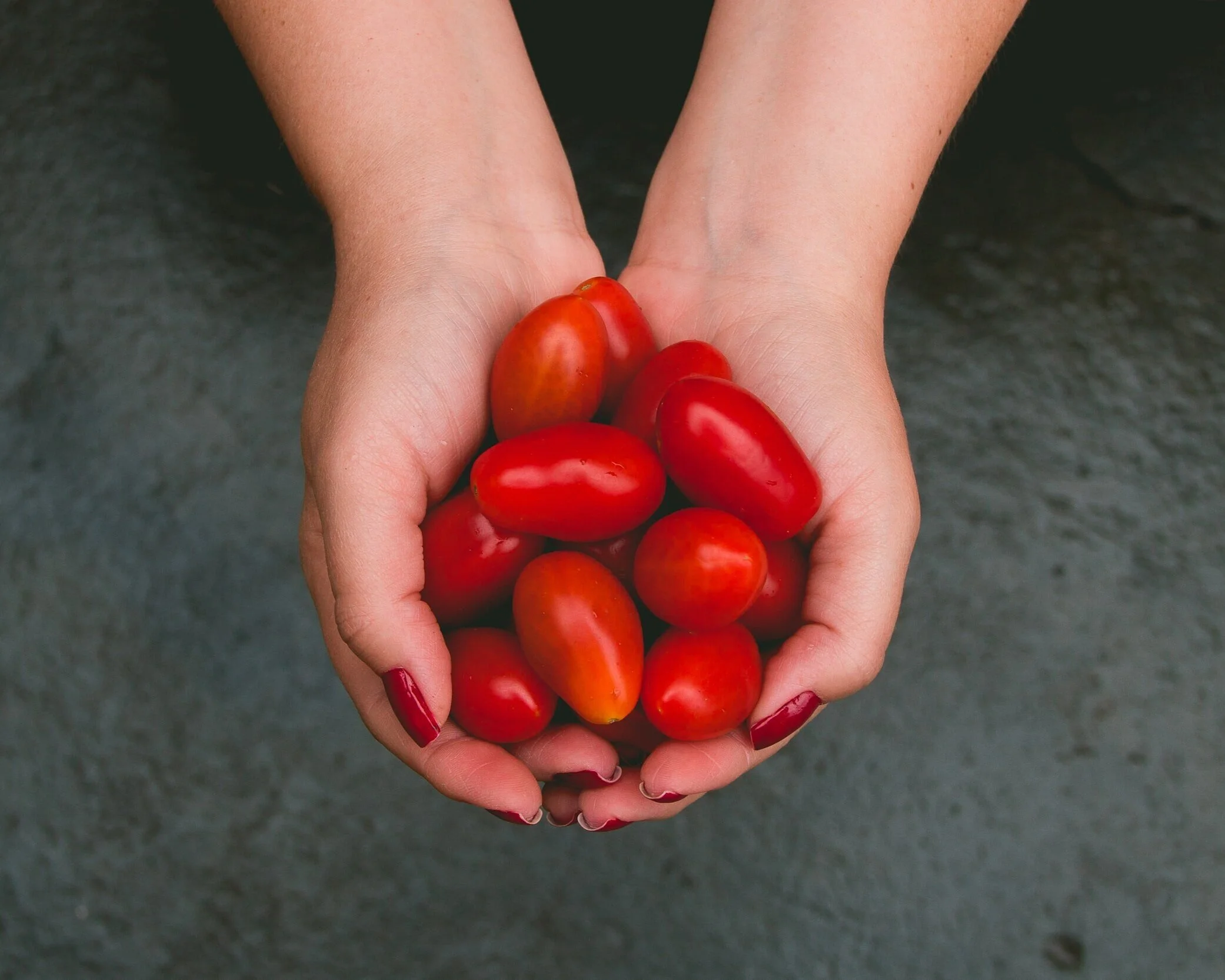 From Tomatoes to Almonds: Which Foods Help Against Aging?