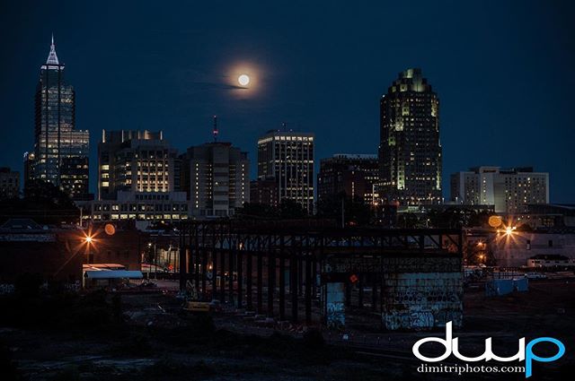 Sometimes you have to just stop from the daily grind and  watch the moon rise over your city.  Be thankful for your blessings!
🌕🌕🌕🌕🌕🌕🌕🌕🌕
#chasingdreams #downtown #raleighlife #wral #wraloutandabout #wncw #newsandobserver #localphotographer #