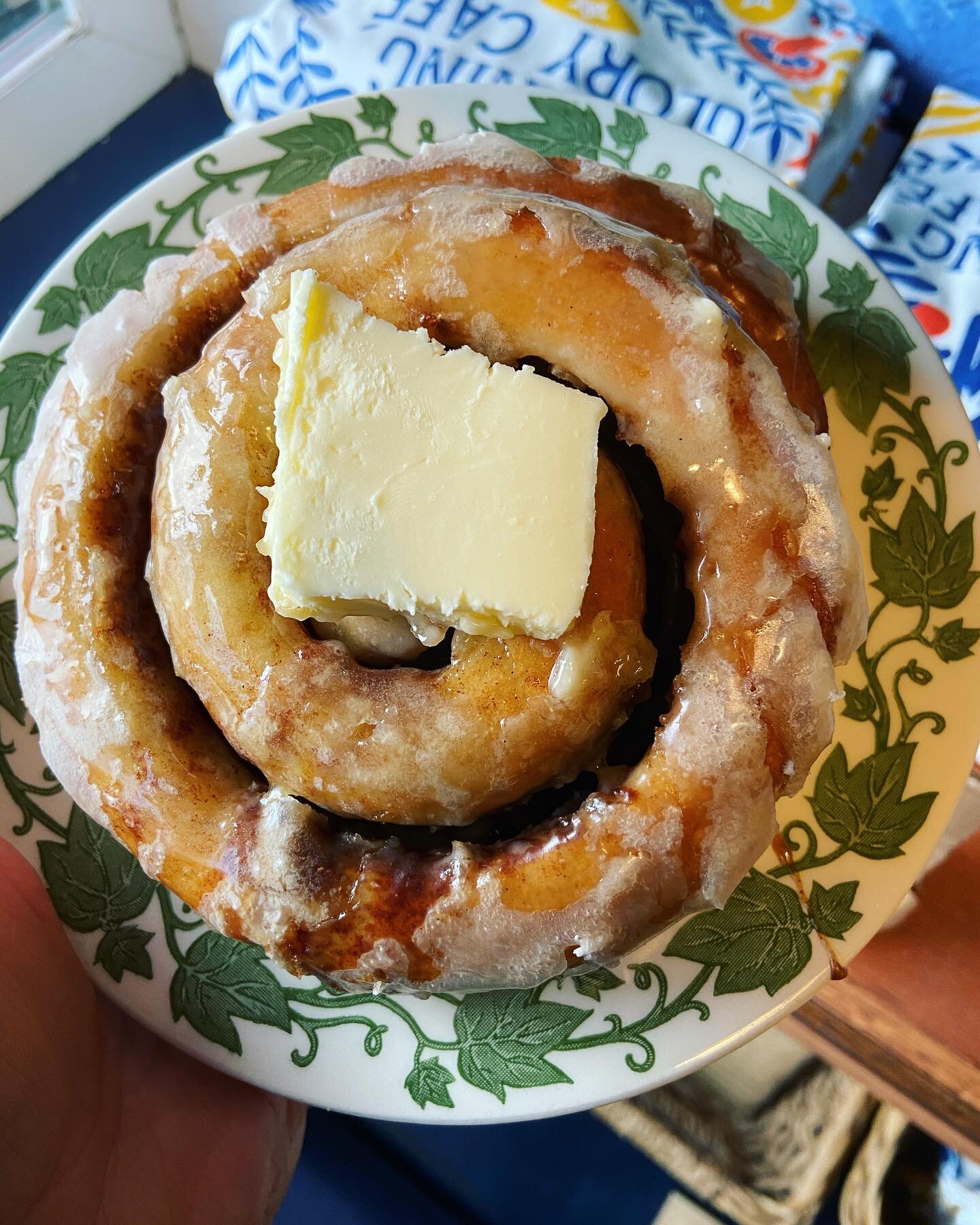 Some mornings call for extra butter. Learned this little trick from a Minnesotan. You&rsquo;re welcome. 

.
.
.
.
.
.
.
#cinnamonroll #morningglorycafe #eugeneeats #justsddbutter #dwntwneug #marketdistricteugene