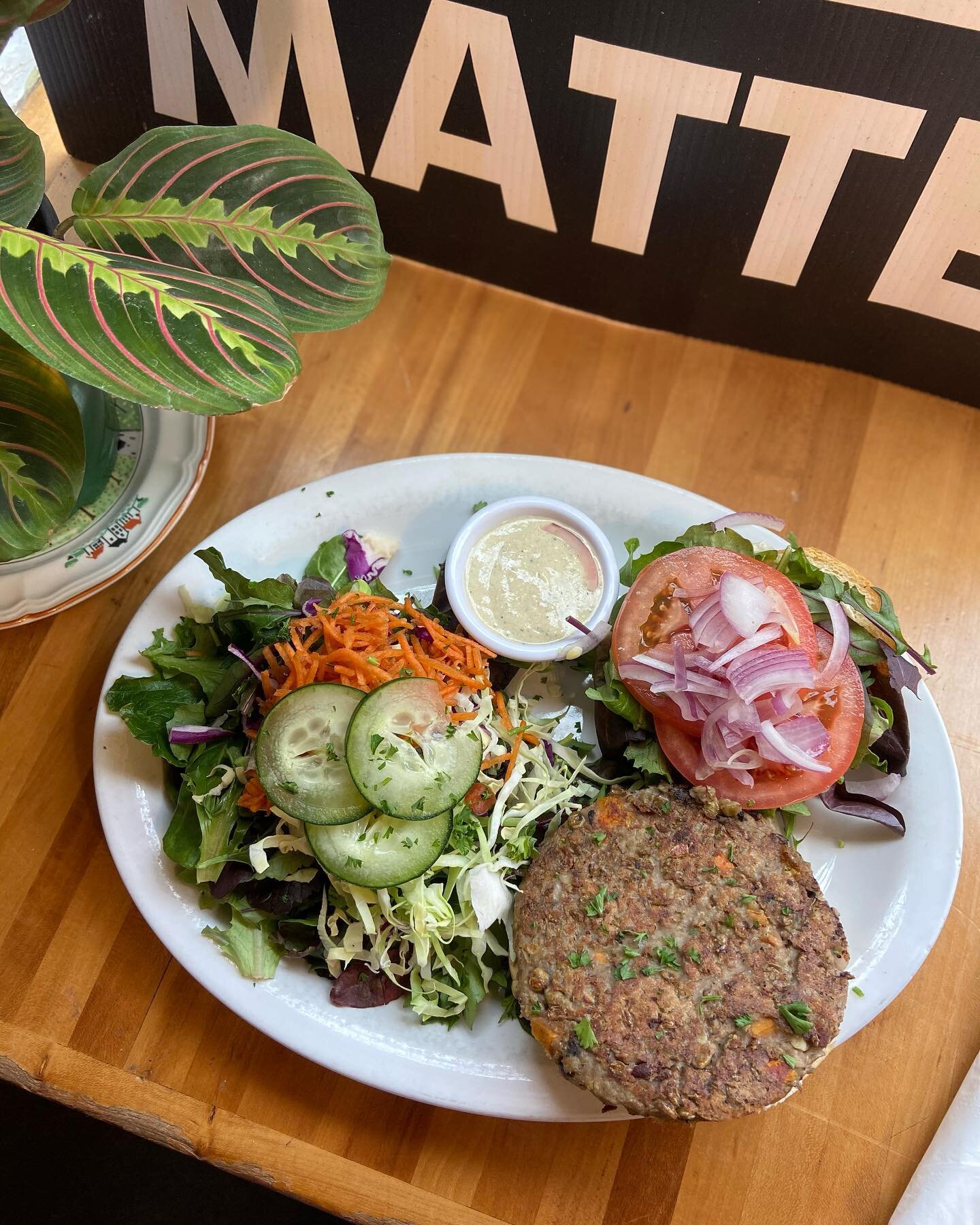 Check out this Organic Special - Our Savory Lentil Burger 😍

.
.
.
.
.
.
.
#eatarainbow #plantpowered #morningglorycafe #colorfulfood #luncheugene #eugenerestaurants #morningglorycafeeugene