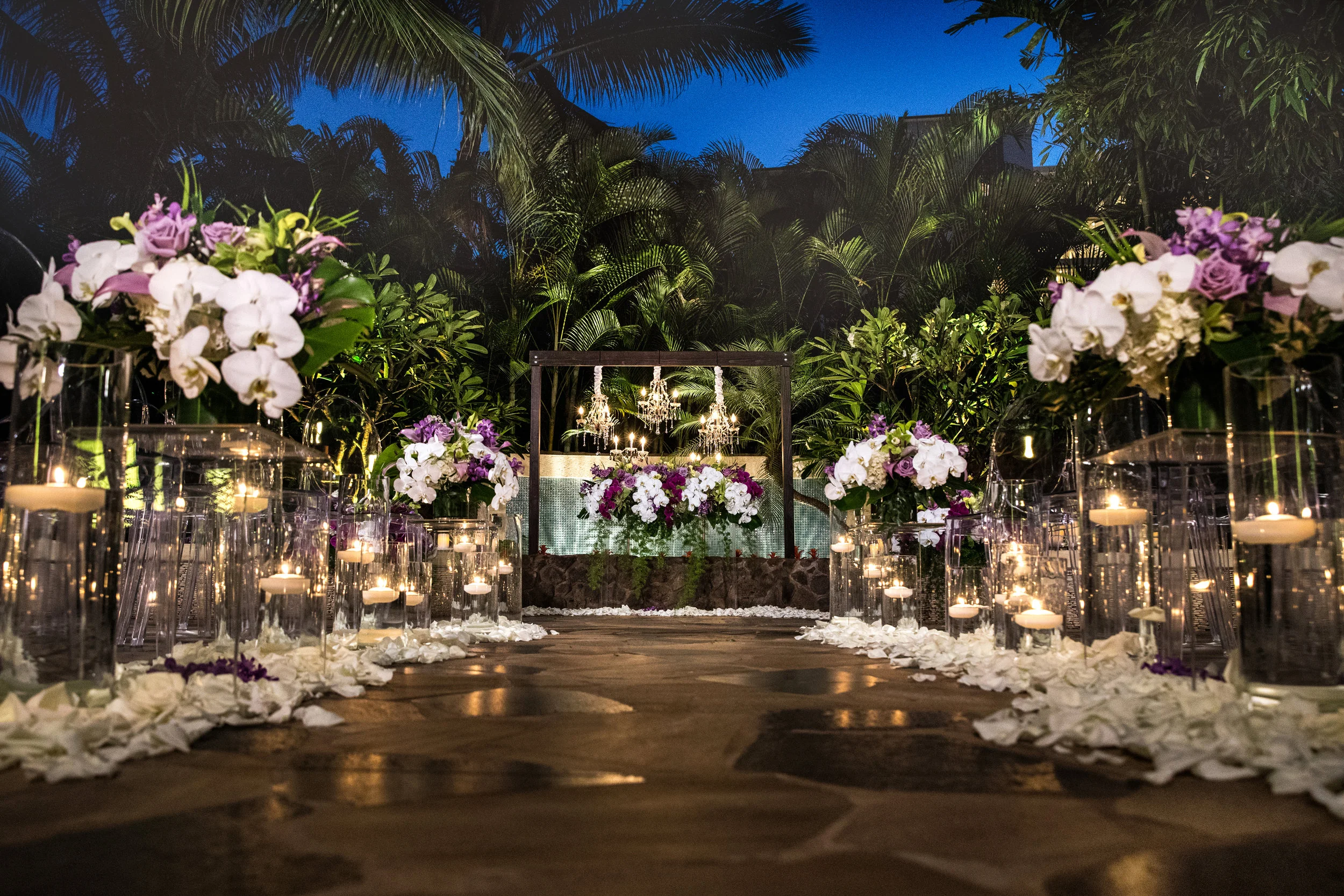 Florals: Yvonne Design Location: Aulani, A Disney Resort & Spa New Featured Weddings: biancaphotographyhawaii