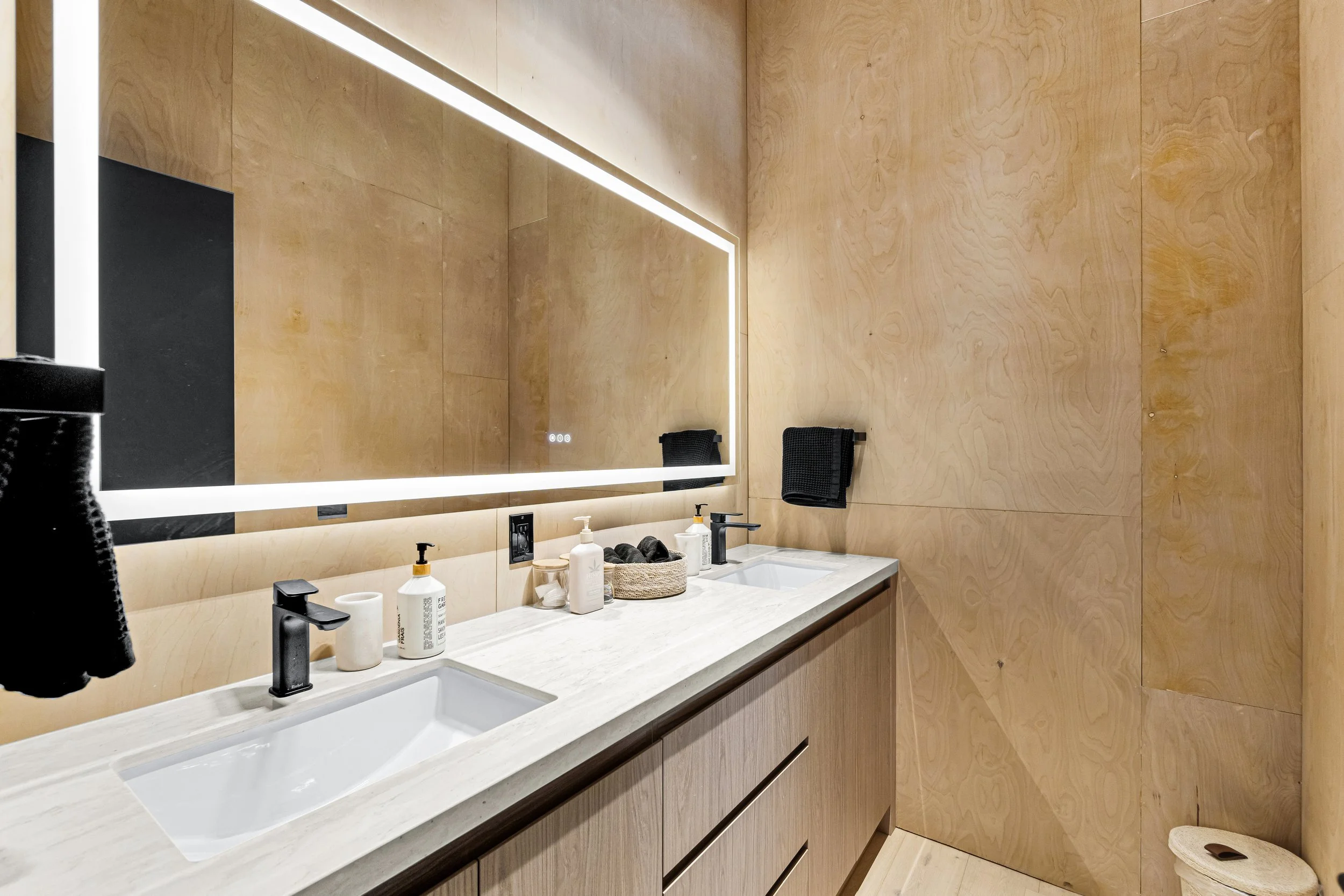 30.0 - Bathroom 2 - Sinks.jpeg