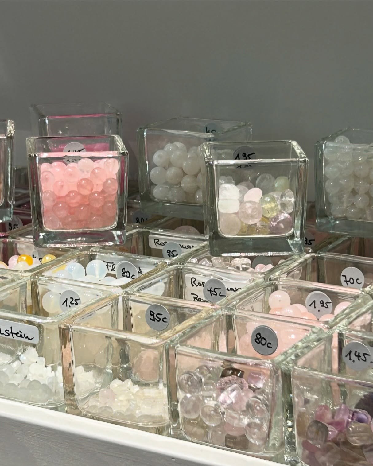 Wer liebt Halbedelsteine auch so sehr wie wir? ✨💗 Ob Rosenquarz, Carneol, Amethyst oder Labradorith wir sind immer auf der Suche nach neuen tollen Steinen f&uuml;r euch! 💎

Falls mal nicht am Gl&auml;schen steht um welchen Halbedelstein es sich han