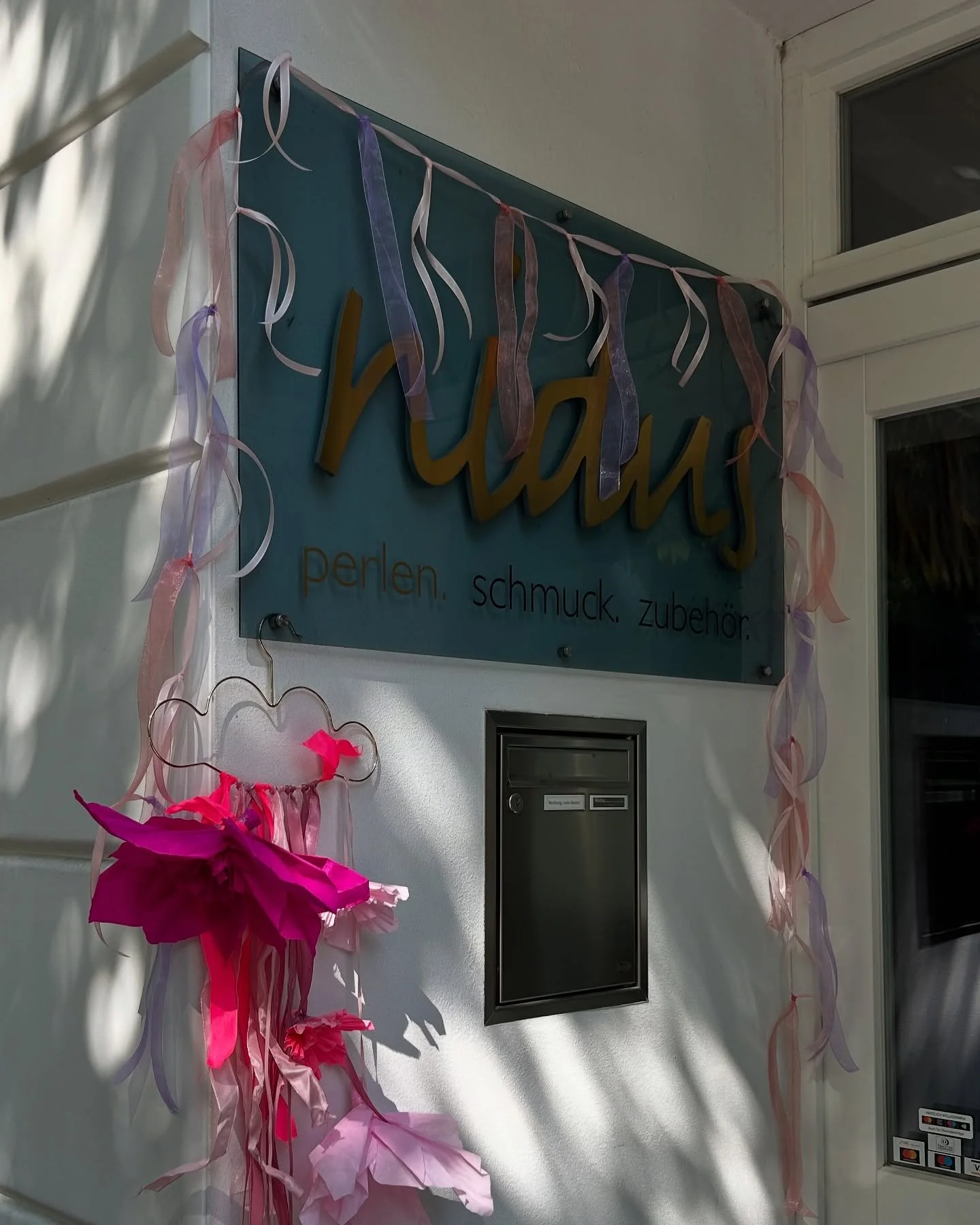 Was für ein wunderschöner Sommertag beim Midsommar-Straßenfest von @kleines_notting_hill_hamburg! ☀️💗
Am 21. Juni wurde es auch vor unserem Laden richtig bunt – mit ganz viel guter Laune, Perlen Pong und jeder Menge Gewinne! ?