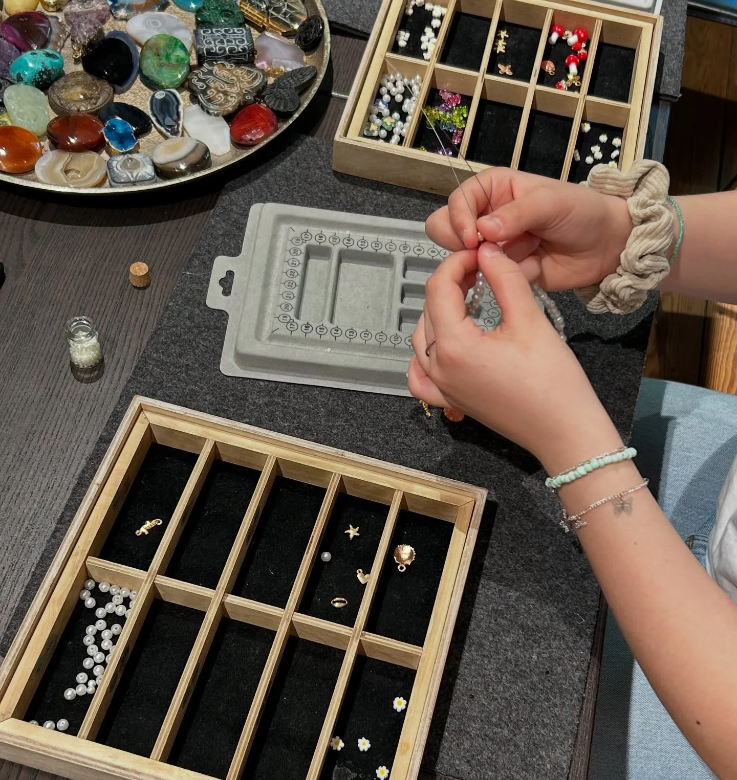 Schmuck machen ist ein wundervoller kreativer Prozess ✨⚒️
Gerade das Aussuchen und Gestalten macht dabei besonders Spaß und genau dafür haben wir Nidus geschaffen. 💗🏡 Mit viel Liebe suchen wir laufend nach neuen Schätzen, die eure