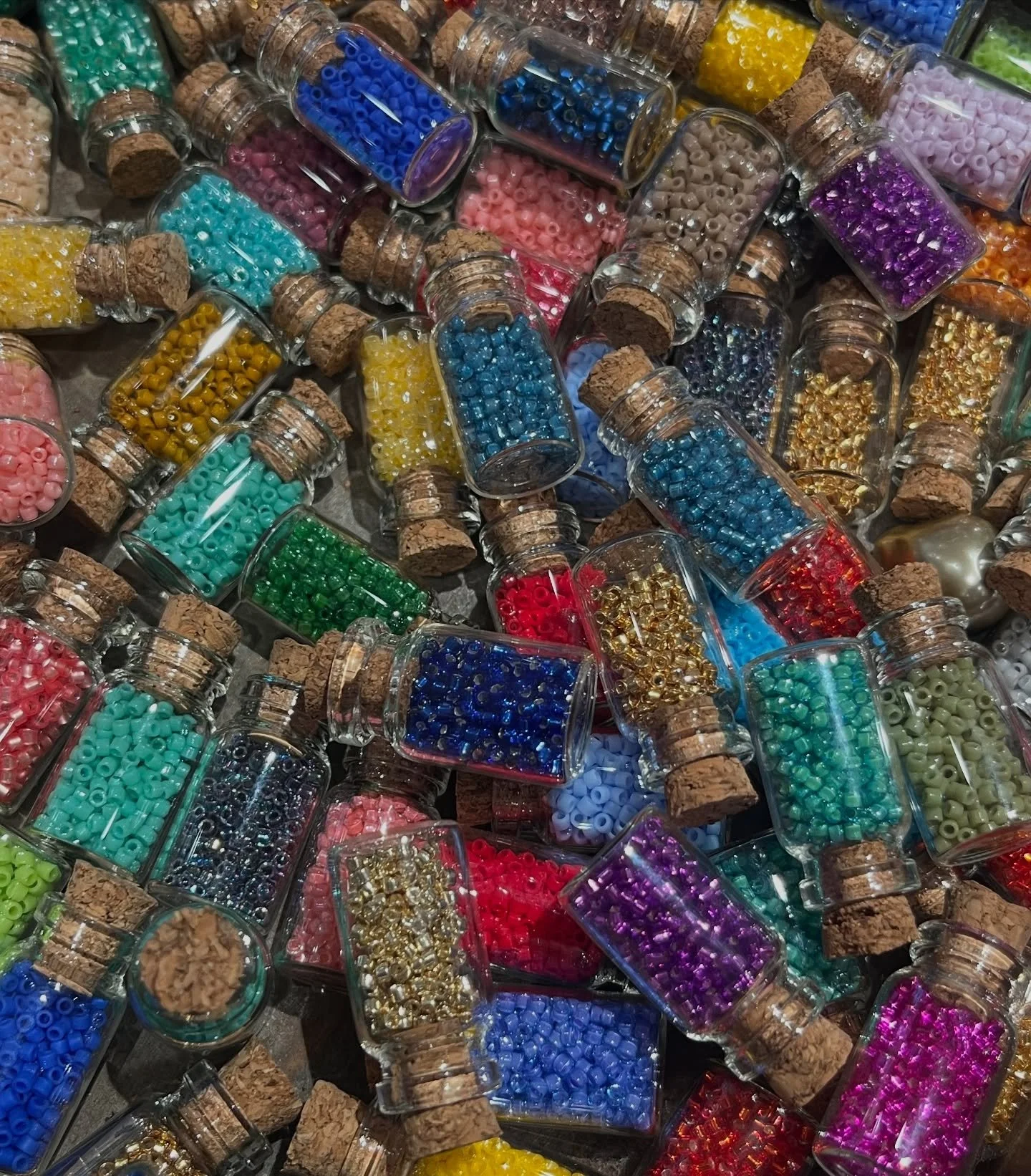 ✨Die japanischen Delica Perlen von Miyuki sind echte Präzisionsperlen – super fein & gleichmäßig. Wir füllen unsere große Farbauswahl per Hand in kleine Fläschchen ab – so könnt ihr euch viele Farb