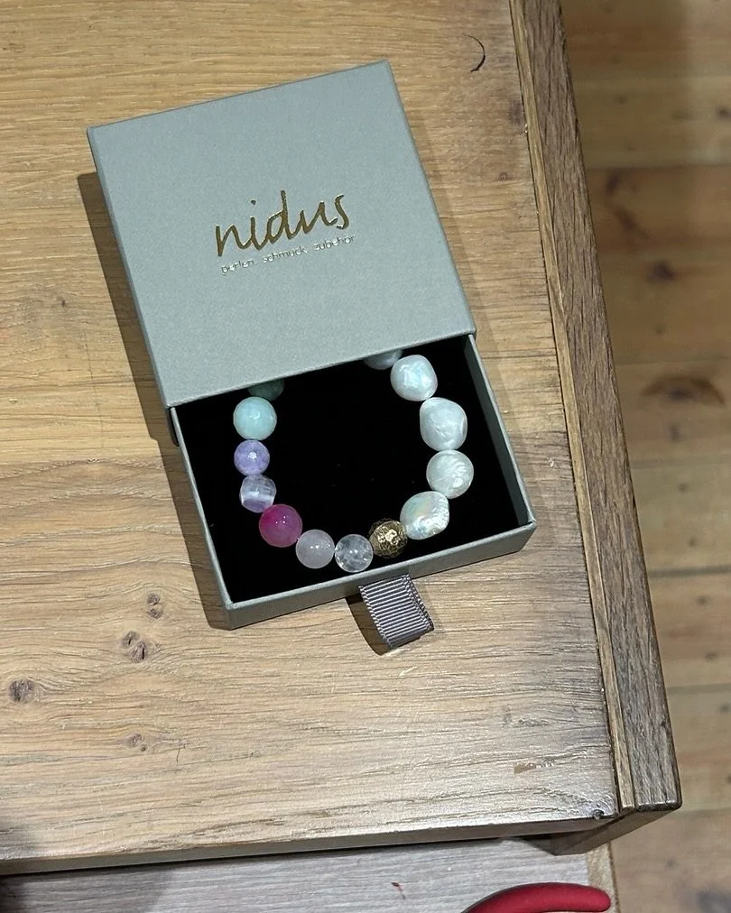 Selbstgemacht bei Nidus ✨⚒️ Echte gro&szlig;e S&uuml;&szlig;wasserperlen kombiniert mit echten Halbedelsteinen und einer Messing-Perle. 

#nidusperlenladen #diyschmuck #s&uuml;&szlig;wasserperlen #halbedelsteine #hamburg