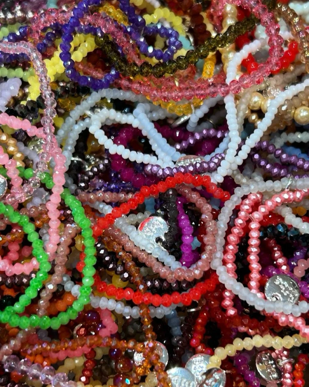 Unsere fertigen kleinen Armb&auml;ndchen mit facettierten Glasschliffperlen perfekt zum kombinieren f&uuml;r nur 4,95&euro; ✨ 

#nidusperlenladen #armb&auml;nder #perlen #hamburg