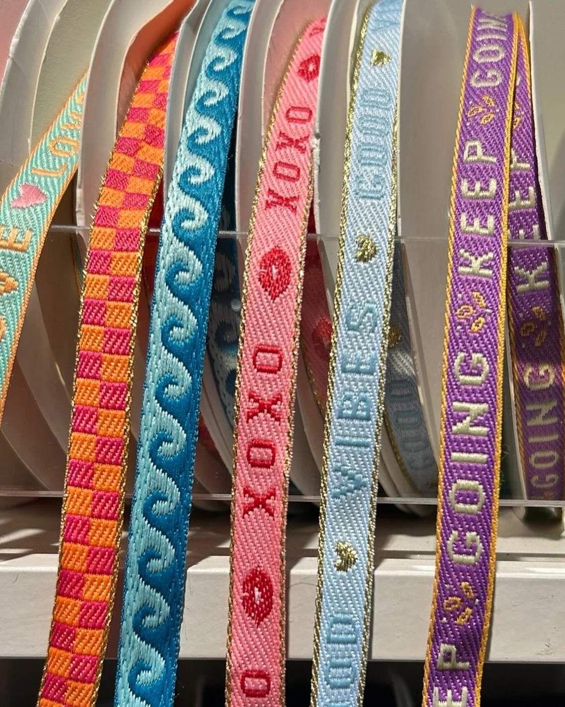 Die s&uuml;&szlig;esten Gl&uuml;cks- und Freundschaftsb&auml;nder 💋✨🌊🌺🍀 

#nidusperlenladen #gl&uuml;cksarmband #diyschmuck #hamburg