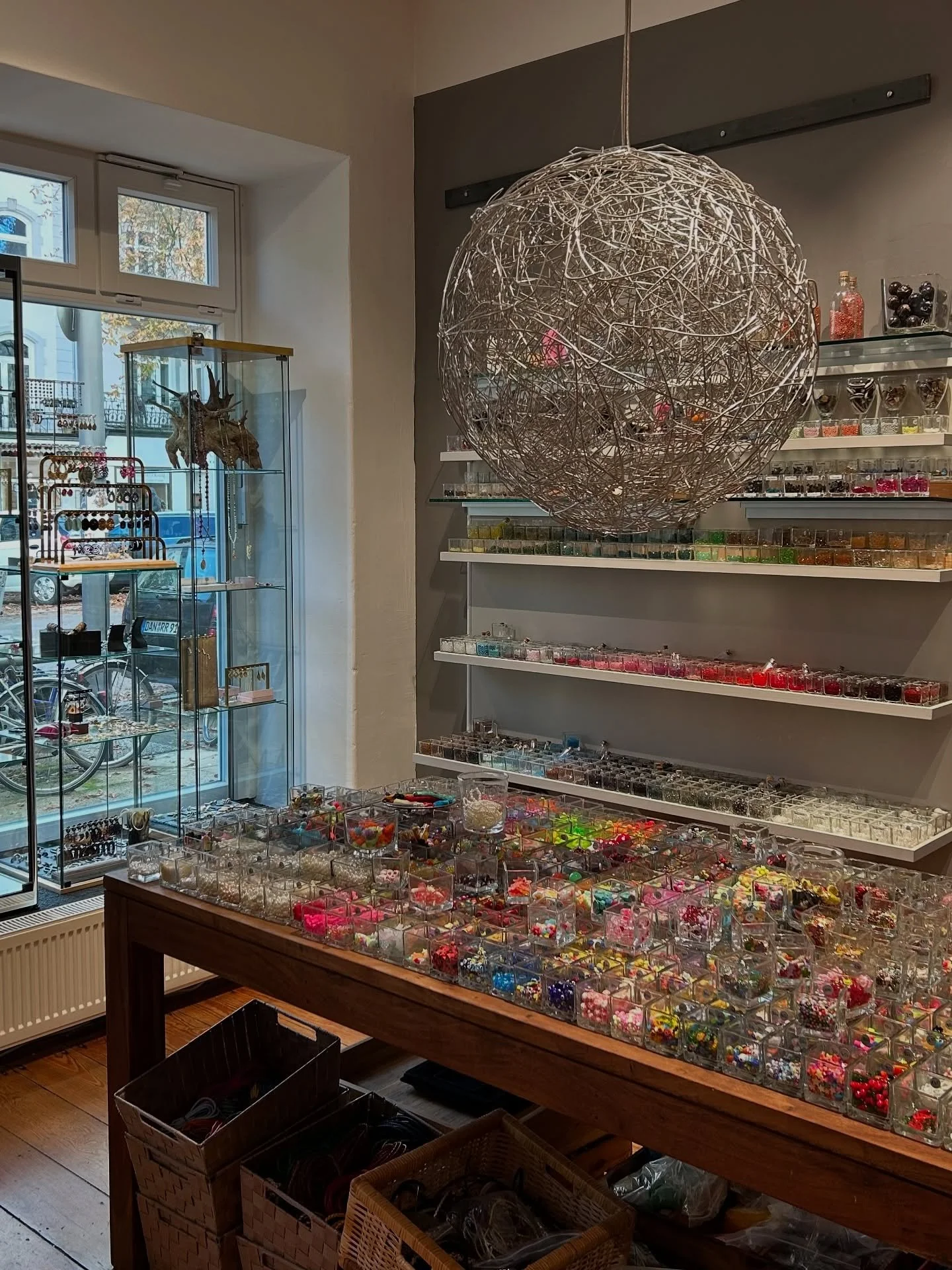 Nehmt euch Zeit zum Entdecken 💭
Kommt vorbei, st&ouml;bert durch unsere Perlenwelt und lasst euch inspirieren oder entdeckt eines unserer ausgew&auml;hlten fertigen Schmuckst&uuml;cke. ✨ 

#nidusperlenladen #kreativsein #perlen #schmuck #hamburgtipp