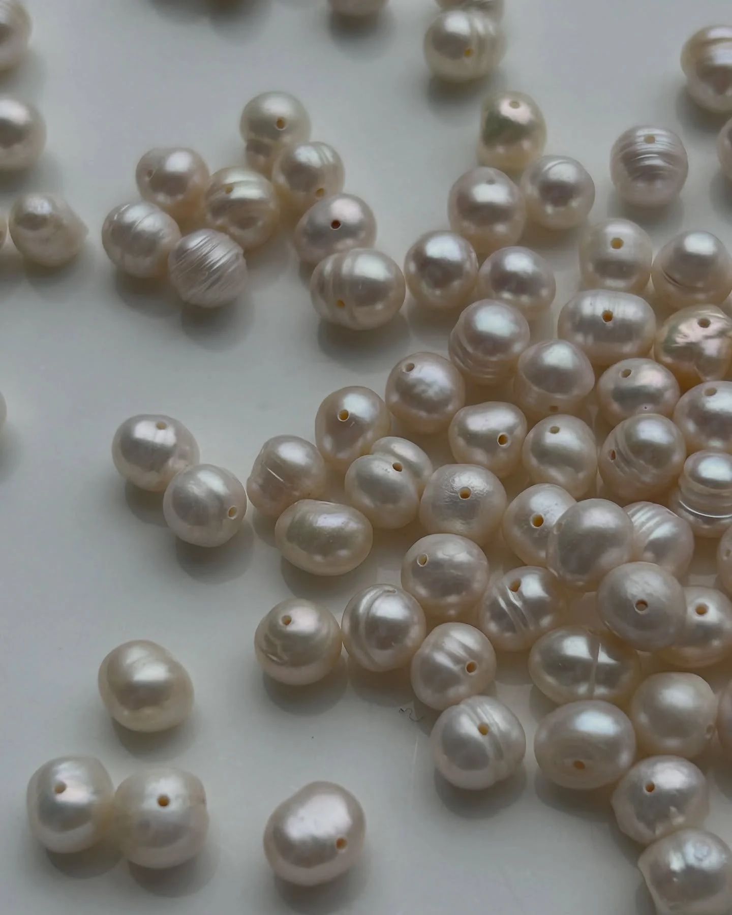 Perfekt unperfekt ✨
Jede S&uuml;&szlig;wasserperle ist ein kleines Unikat &ndash; nat&uuml;rlich, individuell &amp; wundersch&ouml;n. 💗 #s&uuml;&szlig;wasserperlen 

#nidusperlenladen #perlen #naturperlen #diyschmuck #hamburgtipps #kreativsein