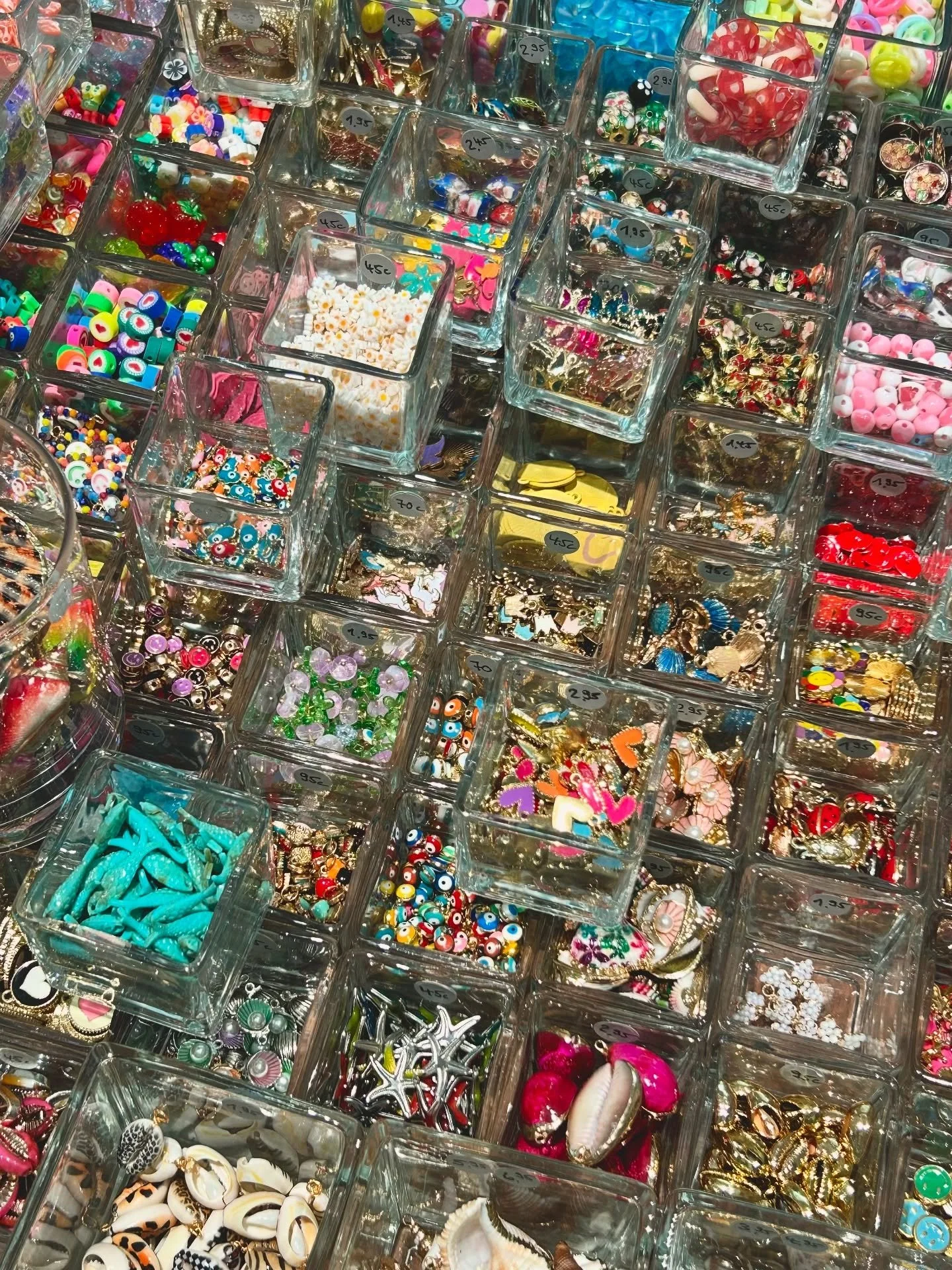 Unsere kunterbunte Perlenwelt 🍭🍭🍭 #nidusperlenladen 

#perlen #diyschmuck #kreativsein #hamburgtipps #basteln