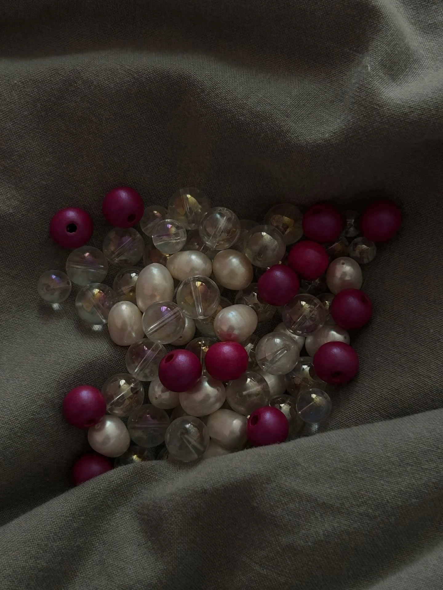 Mix it up! 🌀
Durch den Mix aus verschiedenen Materialien entstehen ganz besondere Schmuckst&uuml;cke. ✨#nidusperlenladen 

#perlen #holzperlen #s&uuml;&szlig;wasserperlen #naturperlen #bergkristall #diyschmuck #hamburgtipps #kreativsein