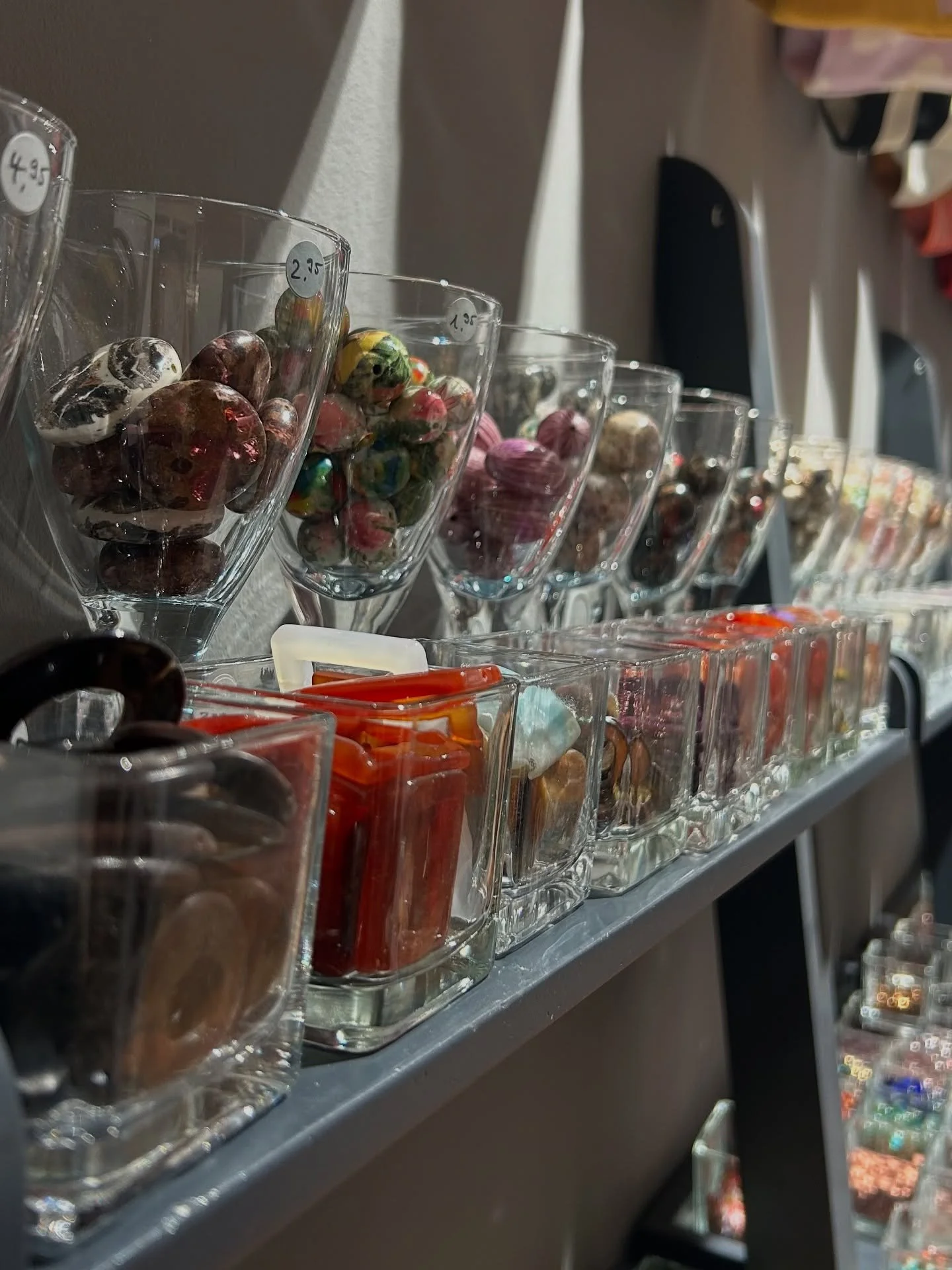 Immer auf der Such nach ganz besonderen Perlen ✨🍭 #nidusperlenladen

#perlen #schmuck #diyschmuck #halbedelsteine #hamburgtipps #kreativsein