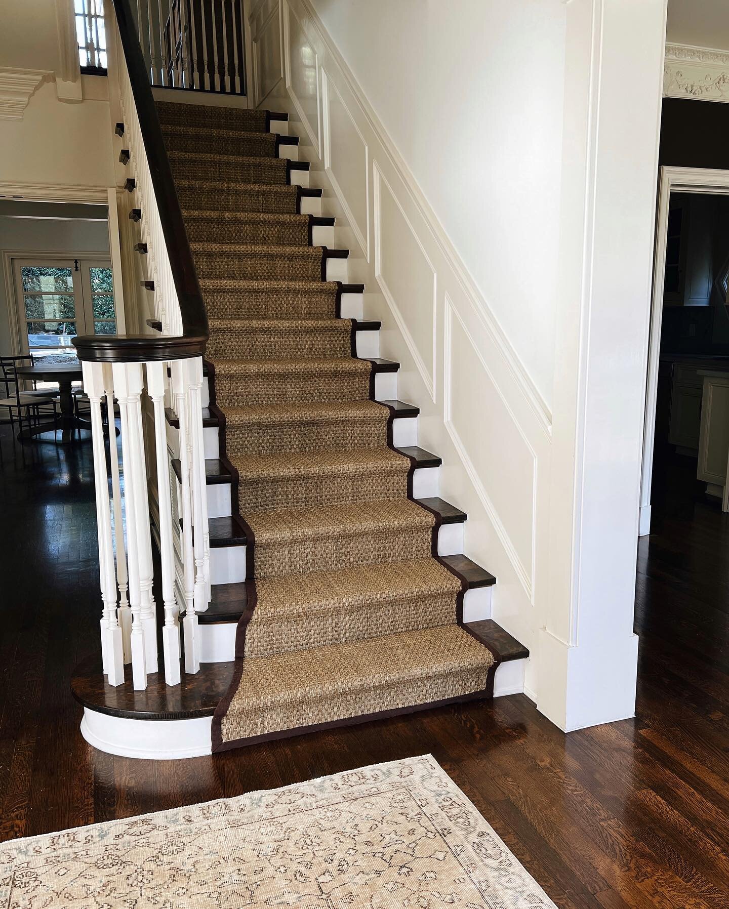 so happy about how our custom stair runner turned out for this entry&mdash;the brown trim matches the brown walls of the dining room next to the entry. these little details are our favorite! 🤎
.
.
.
.
.
.
.
.
.
.
#alexyeskeinteriors #losangelesinter